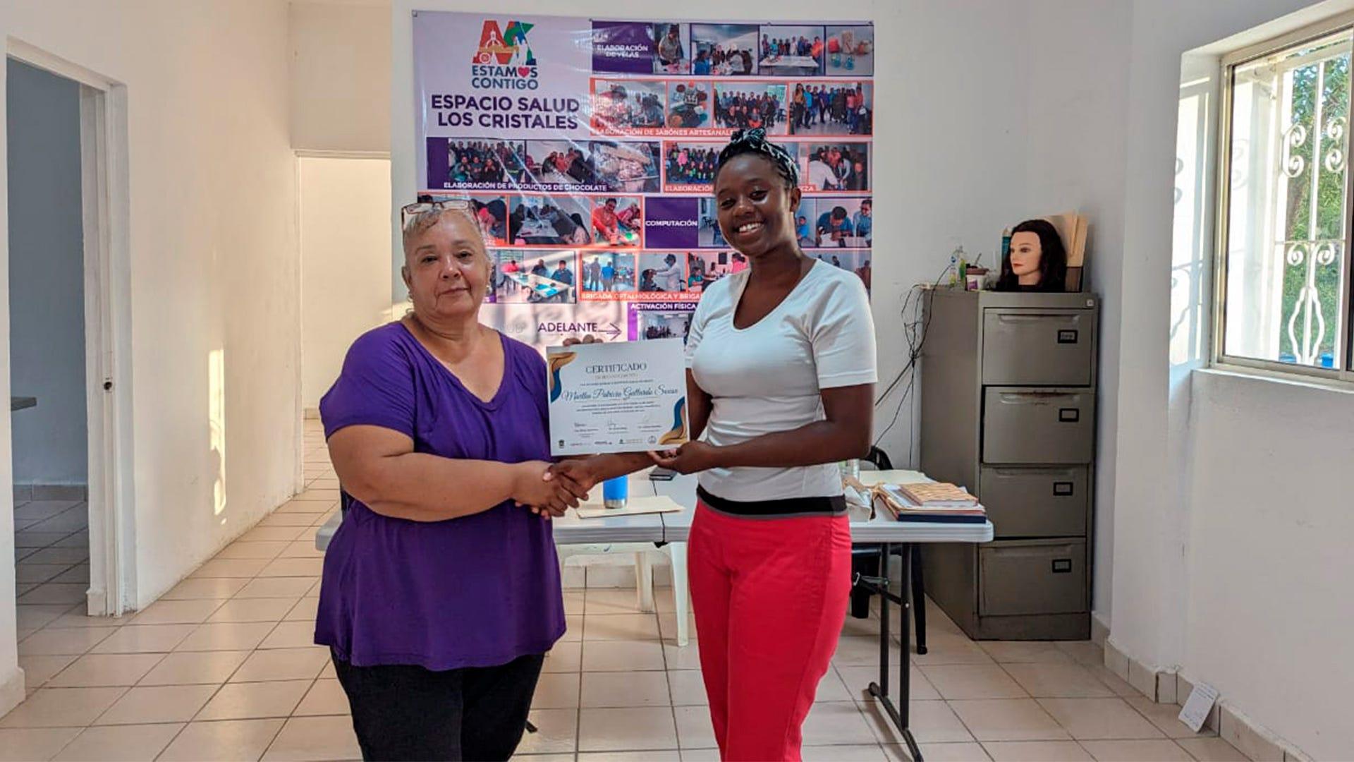 La Sra. Martha Gallardo, recibiendo su certificado por terminar el Reto Cuerpo de Año Nuevo. Fotografía por: Universidad Promotora de la Salud.