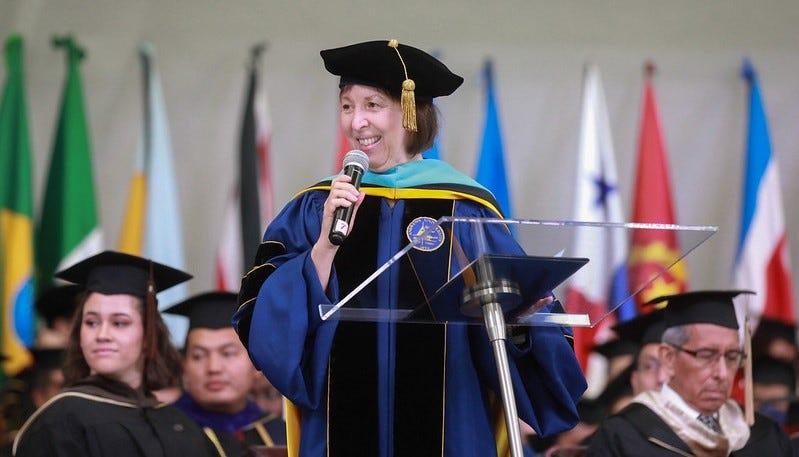 &nbsp; La Dra. Raquel de Korniejczuk tiene 24 años de servicio en la UM (la foto fue tomada en la graduación mayo 2022). Fotografía por: UMedia Diseño.&nbsp;&nbsp;