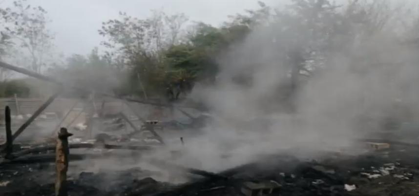 El incendio consumió la humilde casa de madera en pocas horas.