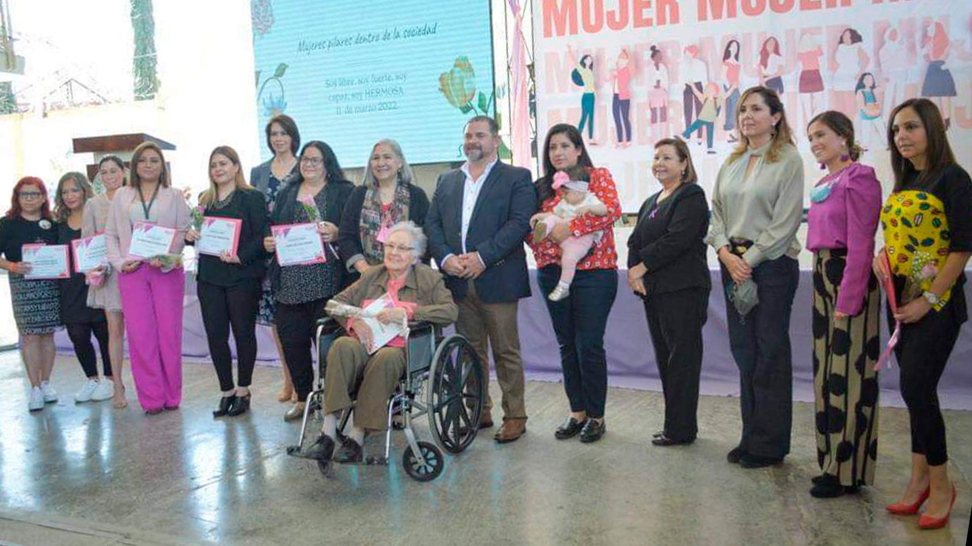 Gobierno de Montemorelos reconoce a mujeres por su gran labor y su desempeños en la sociedad. Fotografía por: página oficial del Lic. Miguel Salazar, alcande municipal.