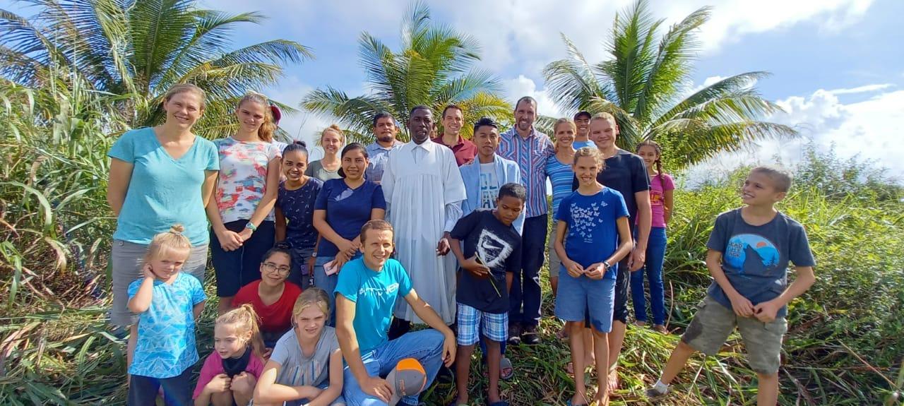 En el bautismo de uno de los estudiantes que recibieron estudio bíblico por Keila, en Belice.