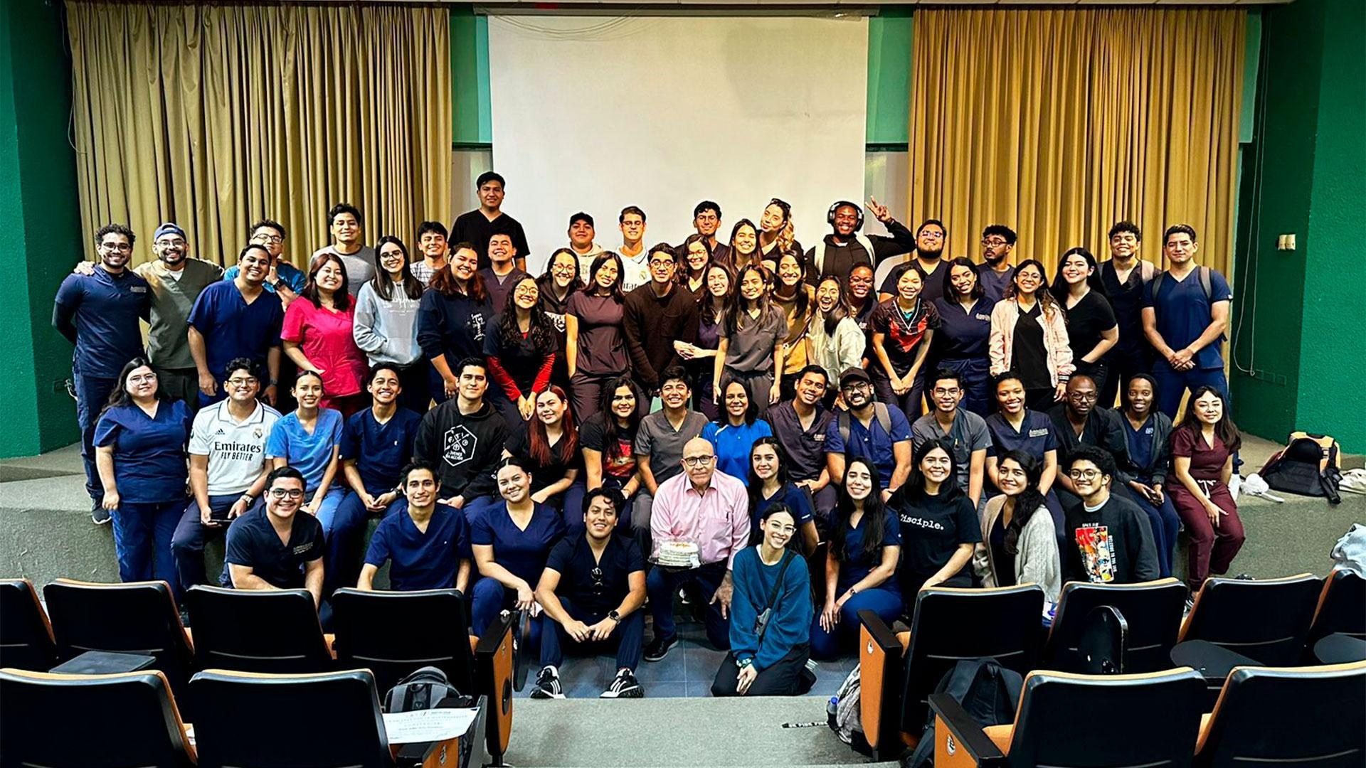 79 alumnos de la Licenciatura en Médico Cirujano que presentaron el examen Ceneval en 2024, todos aprobaron y 42 de ellos lograron calificación sobresaliente.&nbsp;