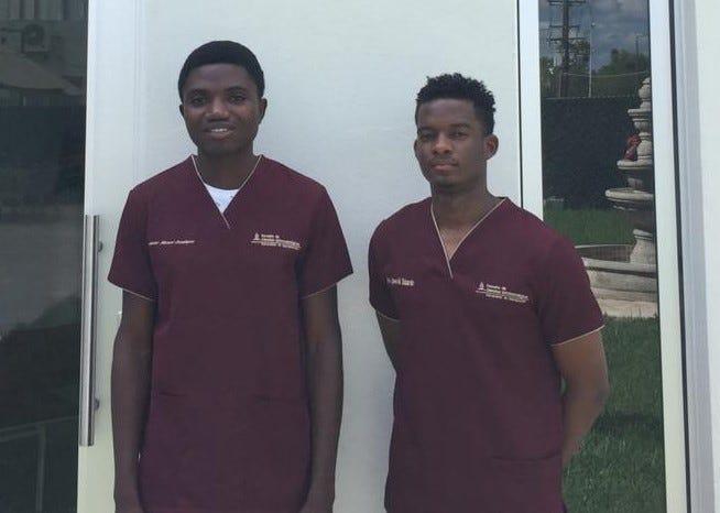 Desde la izquierda, Junior Manuel Domingos, graduado de la carrera de Tecnología Dental y Miguel Ángelo Matapalo Eduardo, estudiante del octavo semestre de la carrera de Odontología.