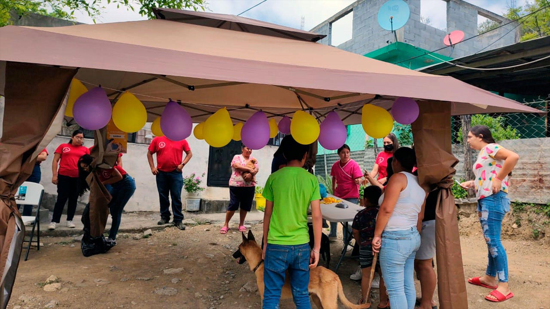 “Ladrando con alegría” es un proyecto para conciencia sobre la importancia de cuidar a las mascotas y a los animales que no tienen hogar, dirigido por alumnos de la Facultad de Educación. Fotografía por: Servicio Comunitario.