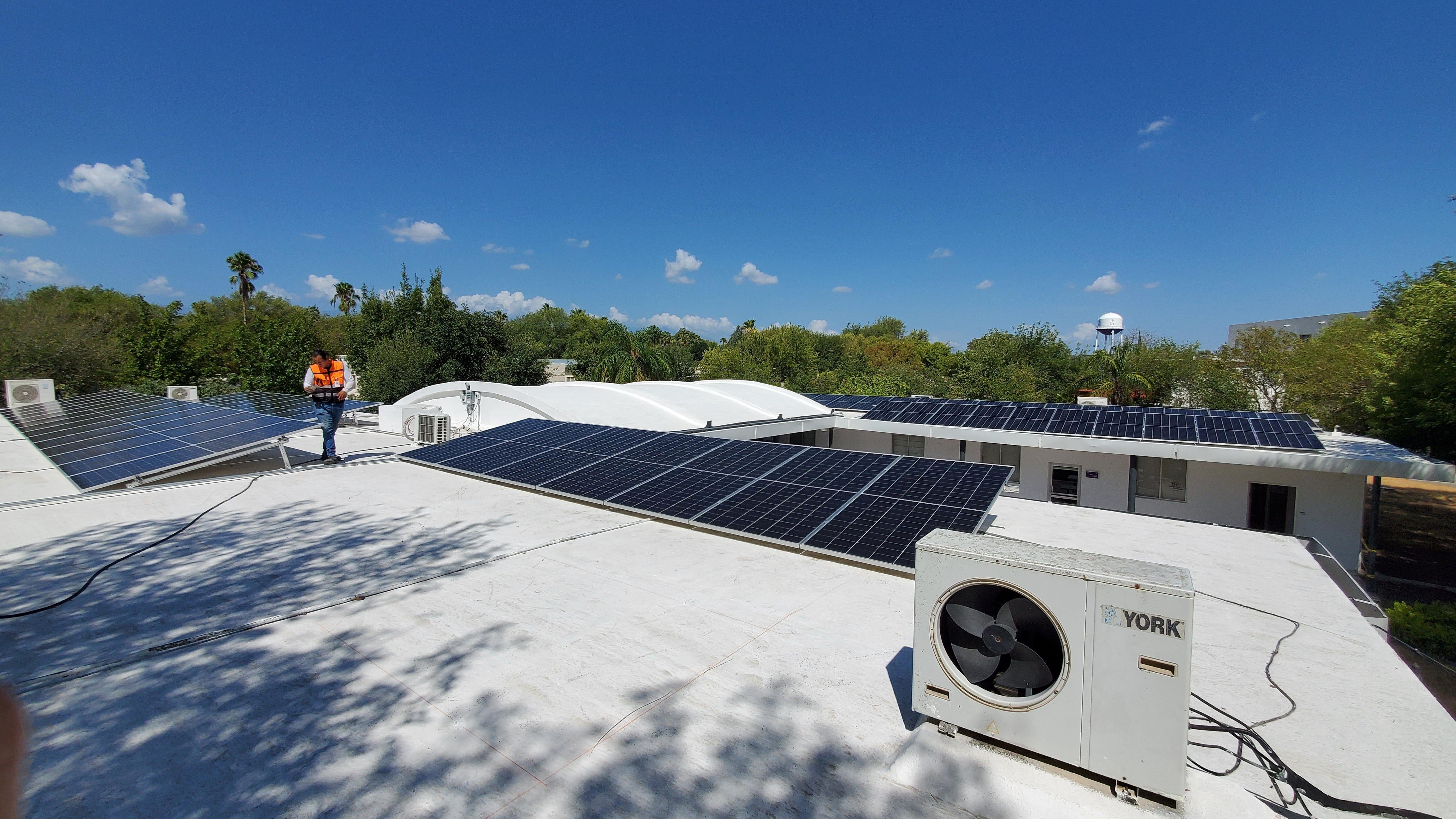 Paneles solares en Vicerrectoría Estudiantil. Fotografía por: Departamento de dirección de proyectos.