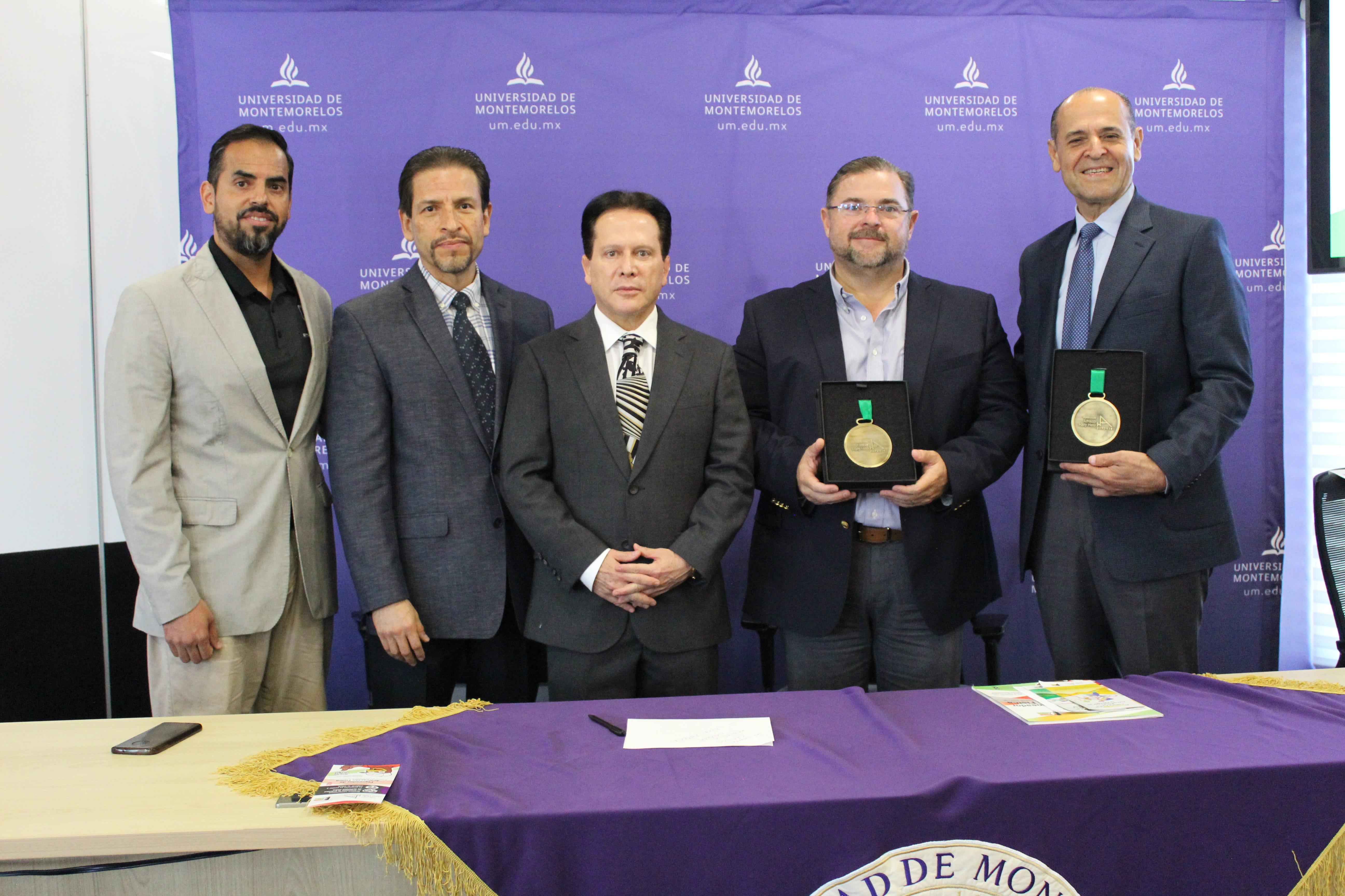 El Dr. Ismael Castillo, rector de la Institución y el Lic. Miguel Salazar, alcalde de Montemorelos; recibieron una medalla por la Fundación AHH Deporte. Fotografía por: Comunicación Institucional.