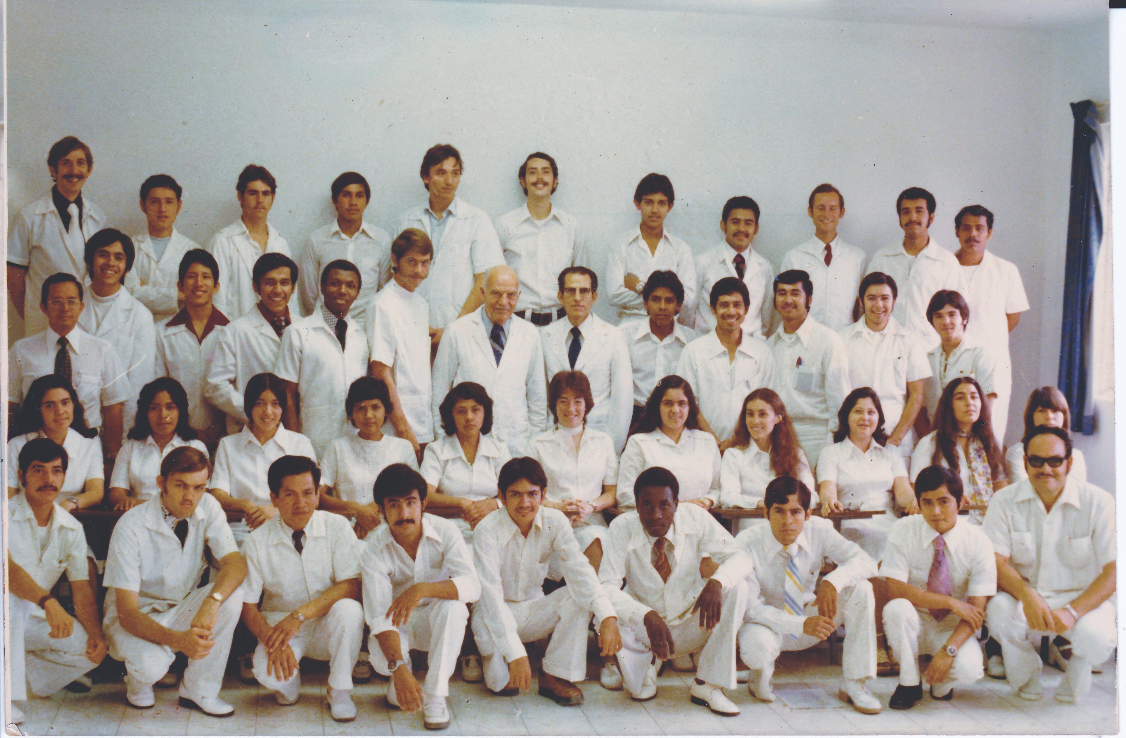 Primera generación de la carrera de Medicina, junto al Dr. Kepler Hernández, primer director de la carrera (1972).