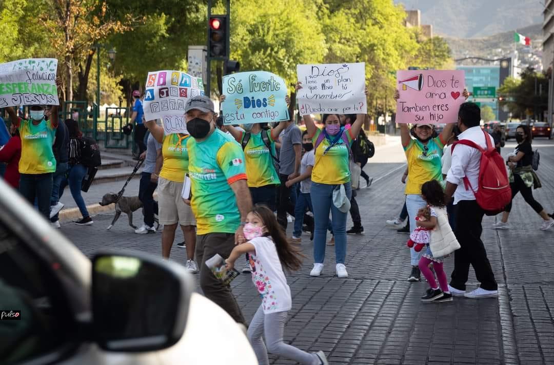 El Ministerio Juvenil Doulos de la universidad, involucra a los estudiantes a compartir del amor de Dios con los demás y testifican en el Global Youth Day 2022, “Amando a los olvidados”. Fotografía por: Pulso UM.