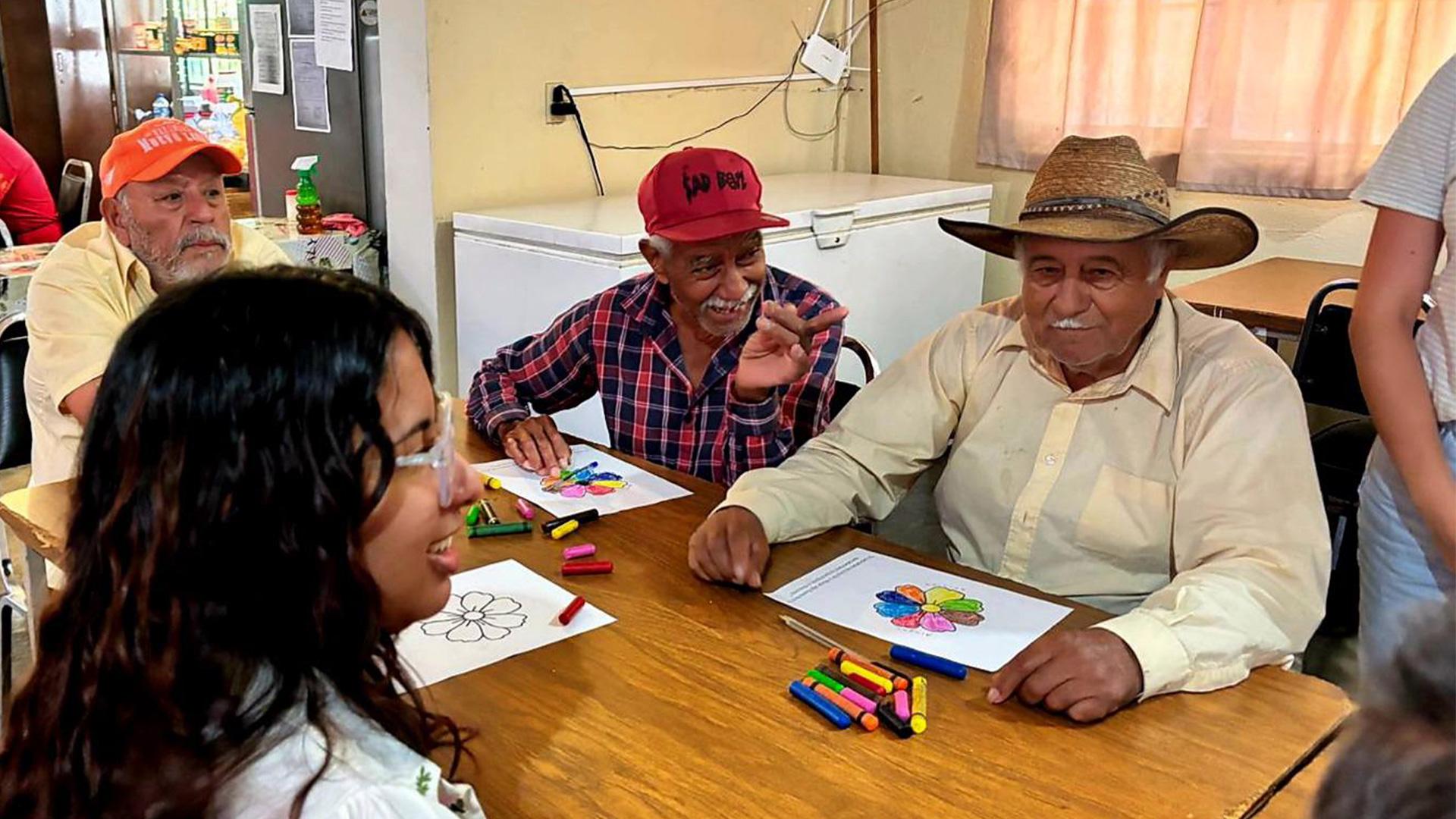 Actividades realizadas por el equipo del Centro de Atención Familiar para los adultos mayores de los comedores municipales en la colonia Infonavit y en la colonia Ladrillera. Fotografía cortesía de CEDAFAM.