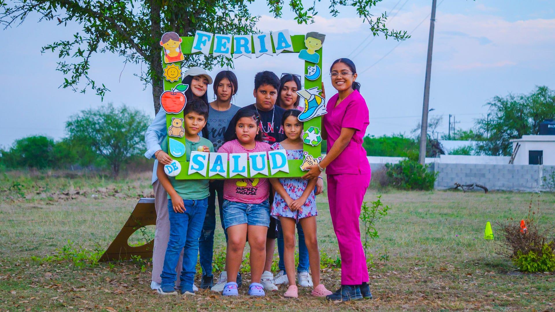 Feria de salud en la colonia La Estrella. Fotografía por: Ministerio Juvenil.
