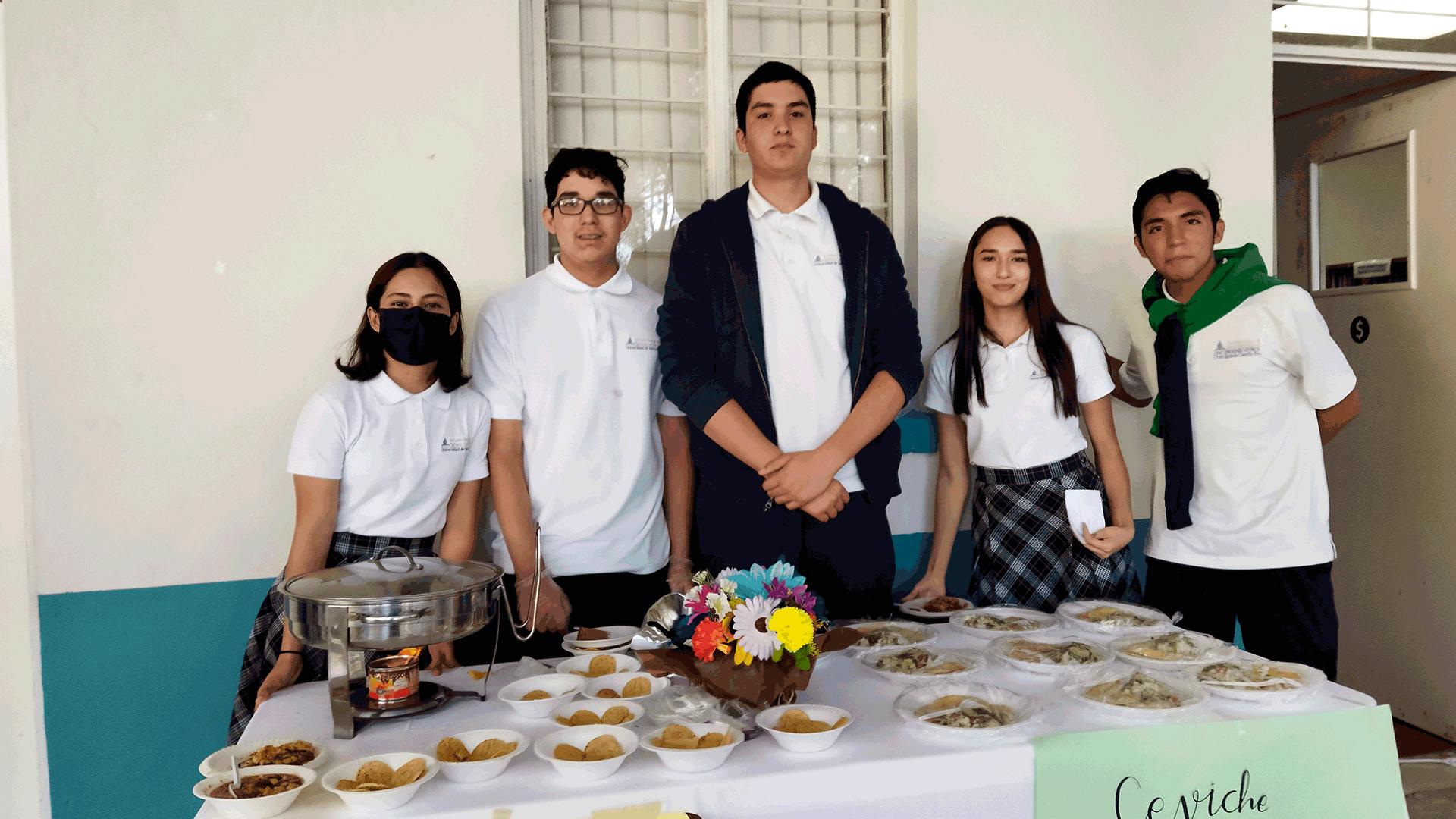 Samuel García, participando en las actividades académicas junto a su grupo de amigos. Fotografía por: Rocío Carpintero.