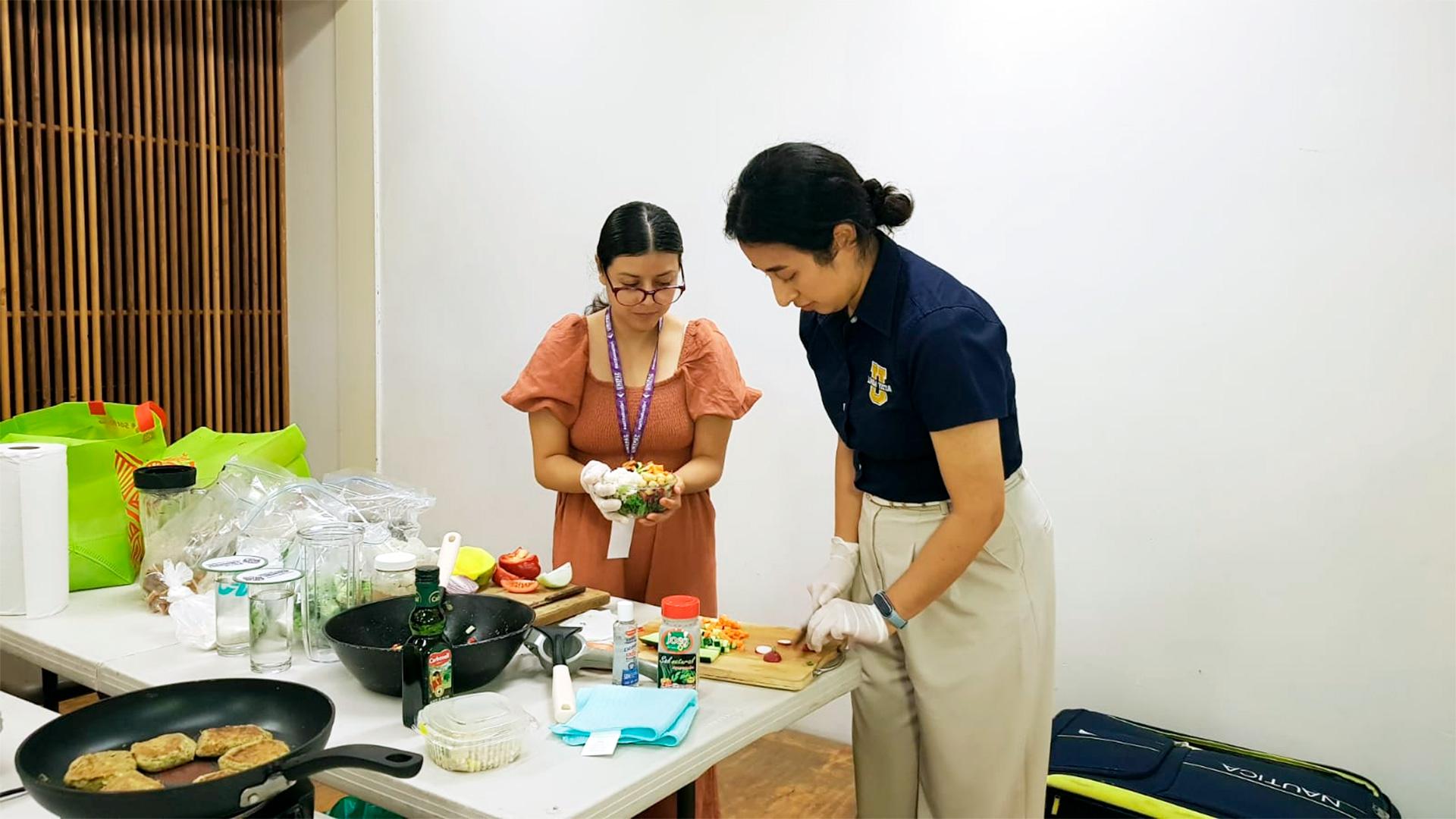 La Mtra. Daniela compartió estrategias prácticas para adoptar dietas más económicas y saludables, basadas en plantas. Fotografía cortesía de Jason Aragón.