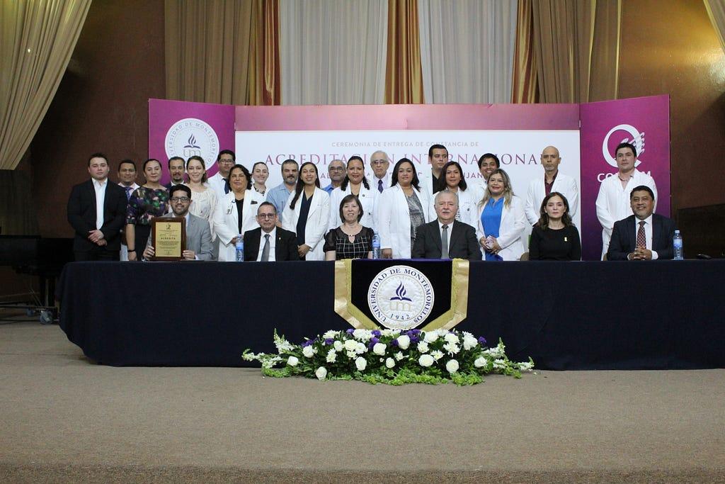Docentes y administrativos de la Facultad de Ciencias de la Salud junto a los representantes del COMAEM. en la recepción de la acreditación en mayo 2023.jpg