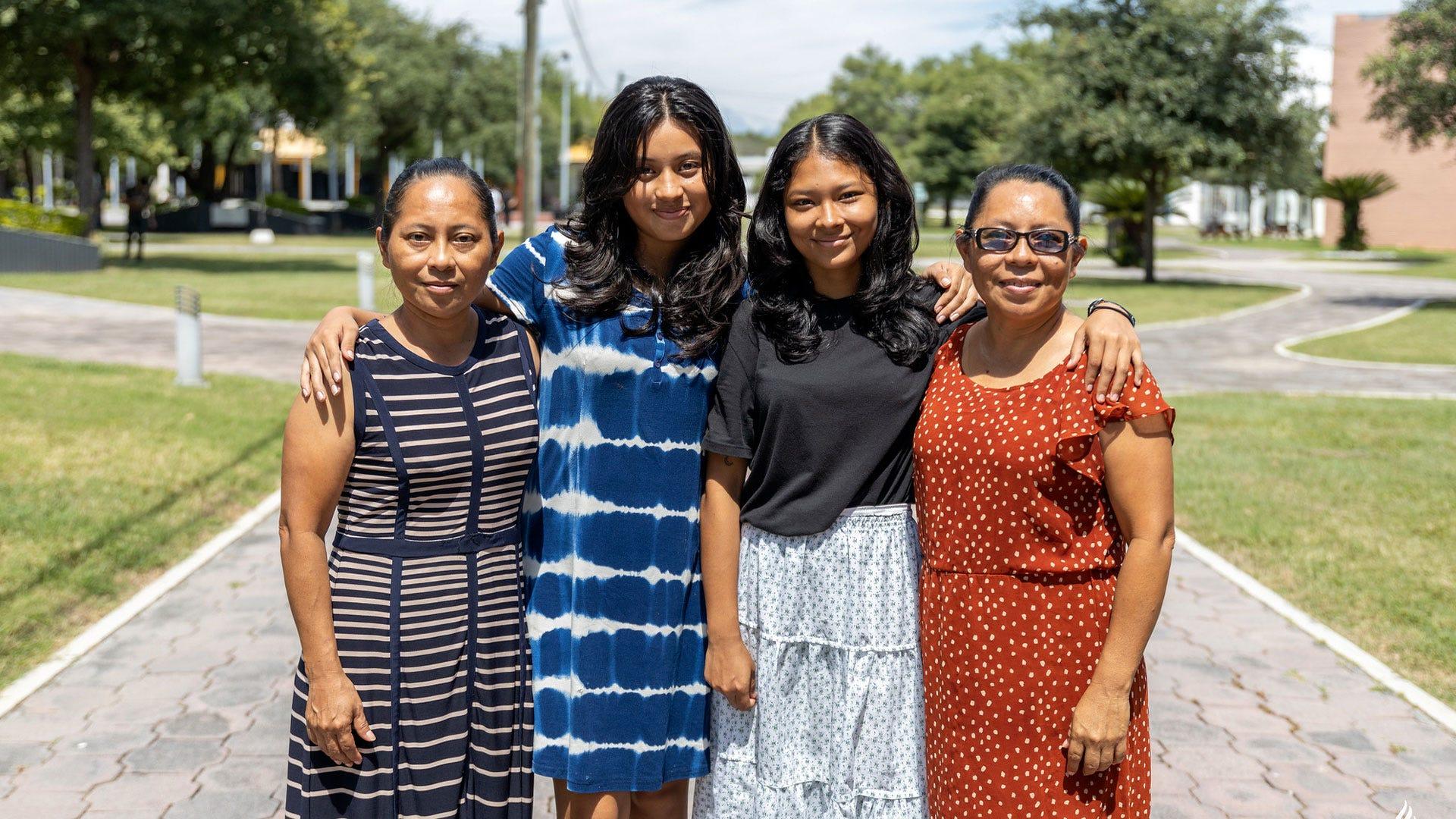 Naty y Cristel nunca pudieron estudiar en una institución adventista por lo distantes que quedaban de su hogar en Belice. En la fotografía, de izquierda a derecha, Edita Quetzal, Naty y Cristel y Aida Quetzal. Fotografía por: Universidad de Montemorelos / Issac Corral.