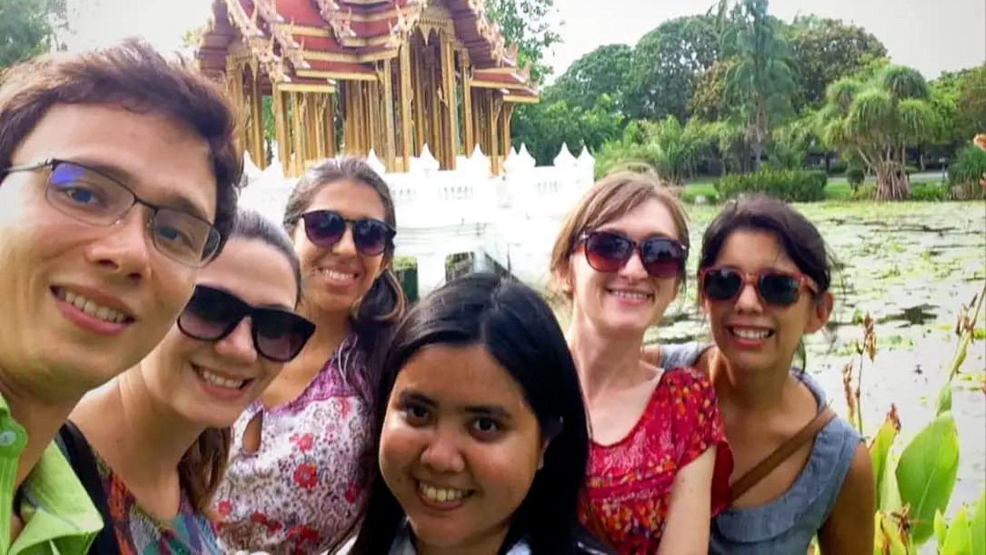 En Tailandia los misioneros apompañados de una joven (chica sin lentes) que se bautizó gracias al ministerios de los jóvenes misionero. Fotografía por: Sorina Voicu.