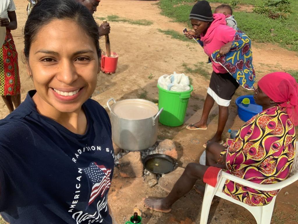 La enfermera Maydi enseñando a los señoras a preparando la papilla de trigo con leche de soja, mazambala, ajonjolí y cacahuate para dar de desayuno a los niños del proyecto.
