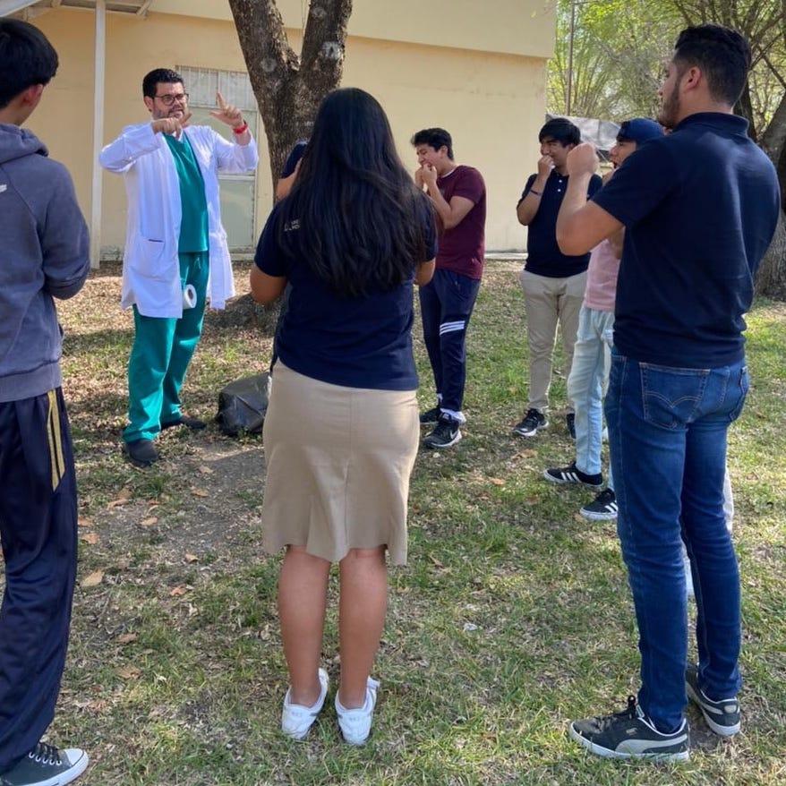 &nbsp; Dr. José Leonardo Jiménez, Catedrático en la Maestría en Salud Pública; con un grupo de alumnos realizando actividades para la prevención de enfermedades dentales y la promoción de la salud oral. Fotografía por: Universidad Saludable.&nbsp;&nbsp;
