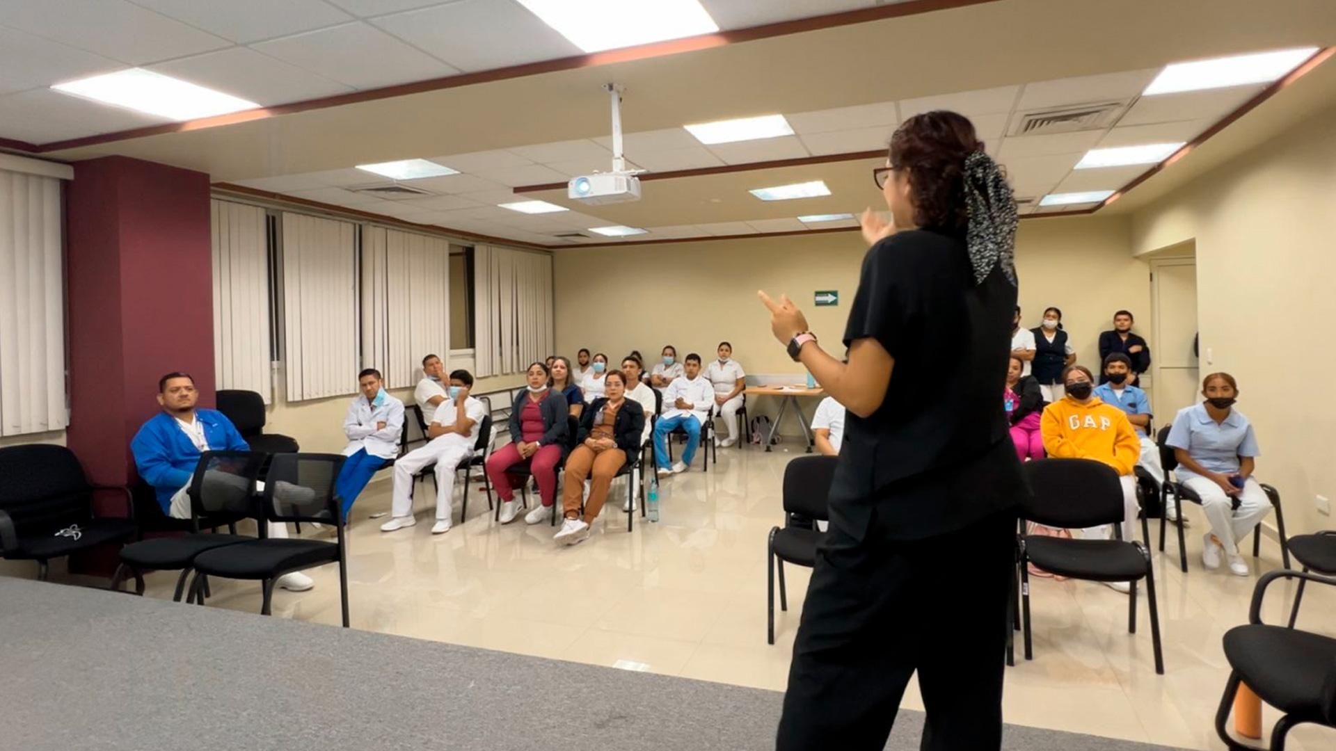 Esly Rivera,&nbsp;pasante de Terapia Física y Rehabilitación de la UM, desarrollando los programas de rehabilitación y bienestar para pacientes y personal médico en el Hospital General de Linares. Fotografía cortesía de&nbsp;Esly Rivera.&nbsp;