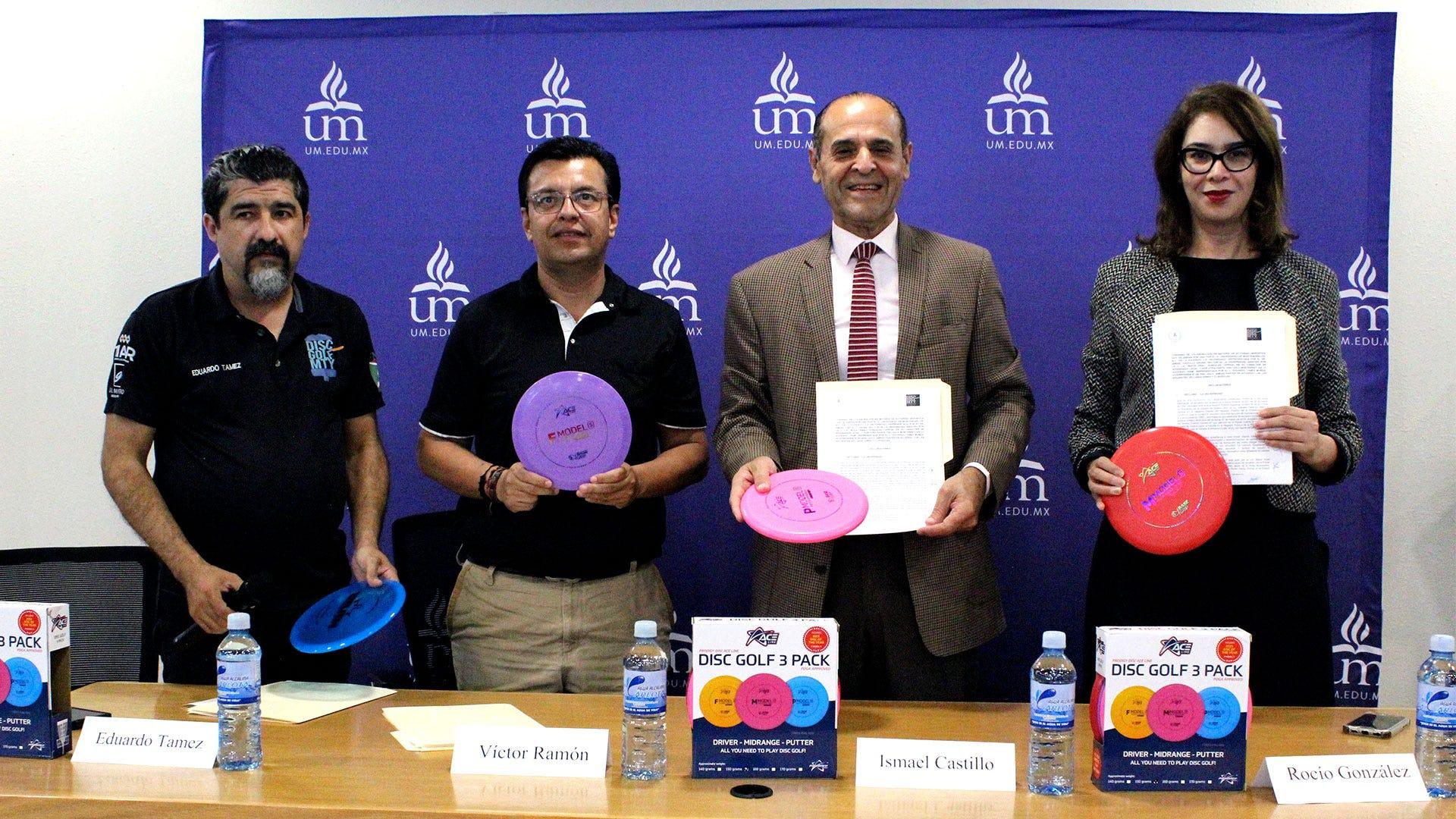 De izquierda a derecha, por Disc Golf Monterrey el Lic. Eduardo Támez, vicepresidente y Víctor Ramón Martínez, secretario; por la Institución el Dr. Ismael Castillo, rector y la Dra. Rocío González, apoderada legal. Fotografía por: Comunicación Institucional.