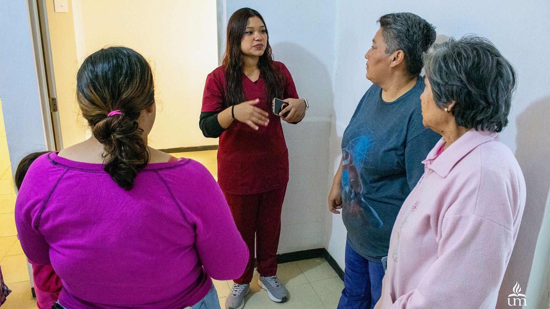 Los asistentes al evento participaron en el recorrido por el edificio mientras los pasantes de UPS explicaron a los ciudadanos las diferentes actividades que se realizaran en el lugar. Fotografía por: Comunicación Institucional / Lisandra Vicente.