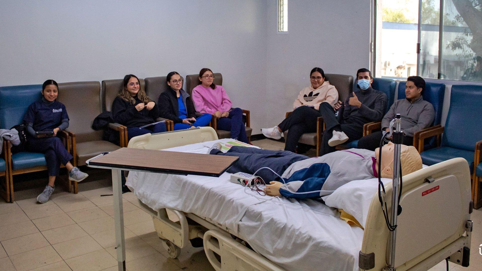 Estudiantes de 5to año de Medicina en el curso ACLS. Fotografía por: Issac Corral.