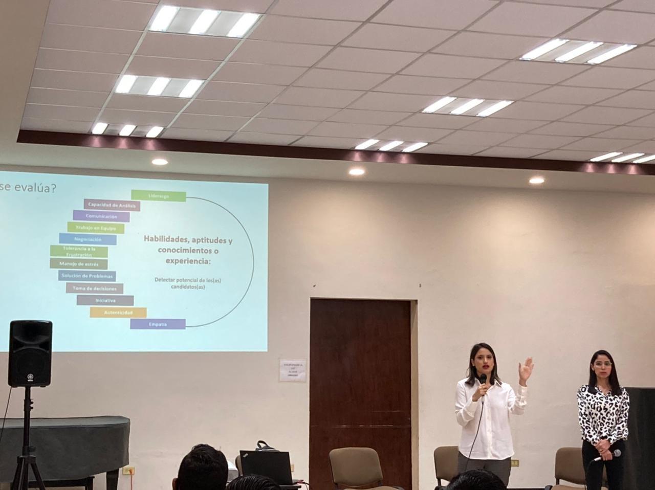 Edith Rosario Alvarado y Daniela Luján, representantes de Recursos Humanos de Deloitte.