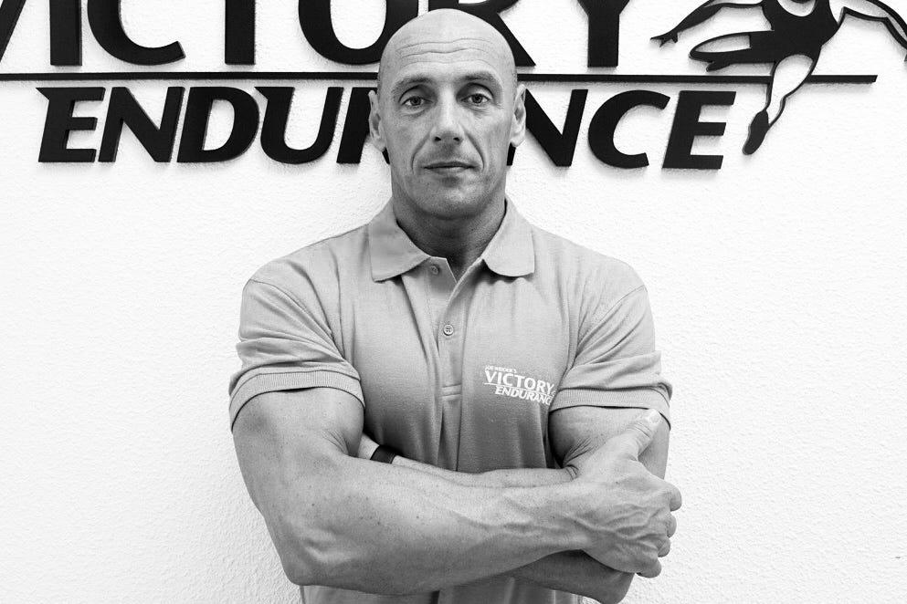 David Navarro ha dedicado más de 15 años de su vida al entrenamiento de atletas y formación de entrenadores físicos. Es entrenador personal certificado por la Federación Española de Actividades Dirigidas y Fitness (FEDA), así como especialista en diversos sistemas de entrenamiento físico reconocidos en España e internacionalmente. David también produce contenido visual y escrito sobre el entrenamiento corporal basado en el sistema de los 4 pilares y empresas como Matrix, Reaxing, GUN-eX, Weider y Victory Endurance.