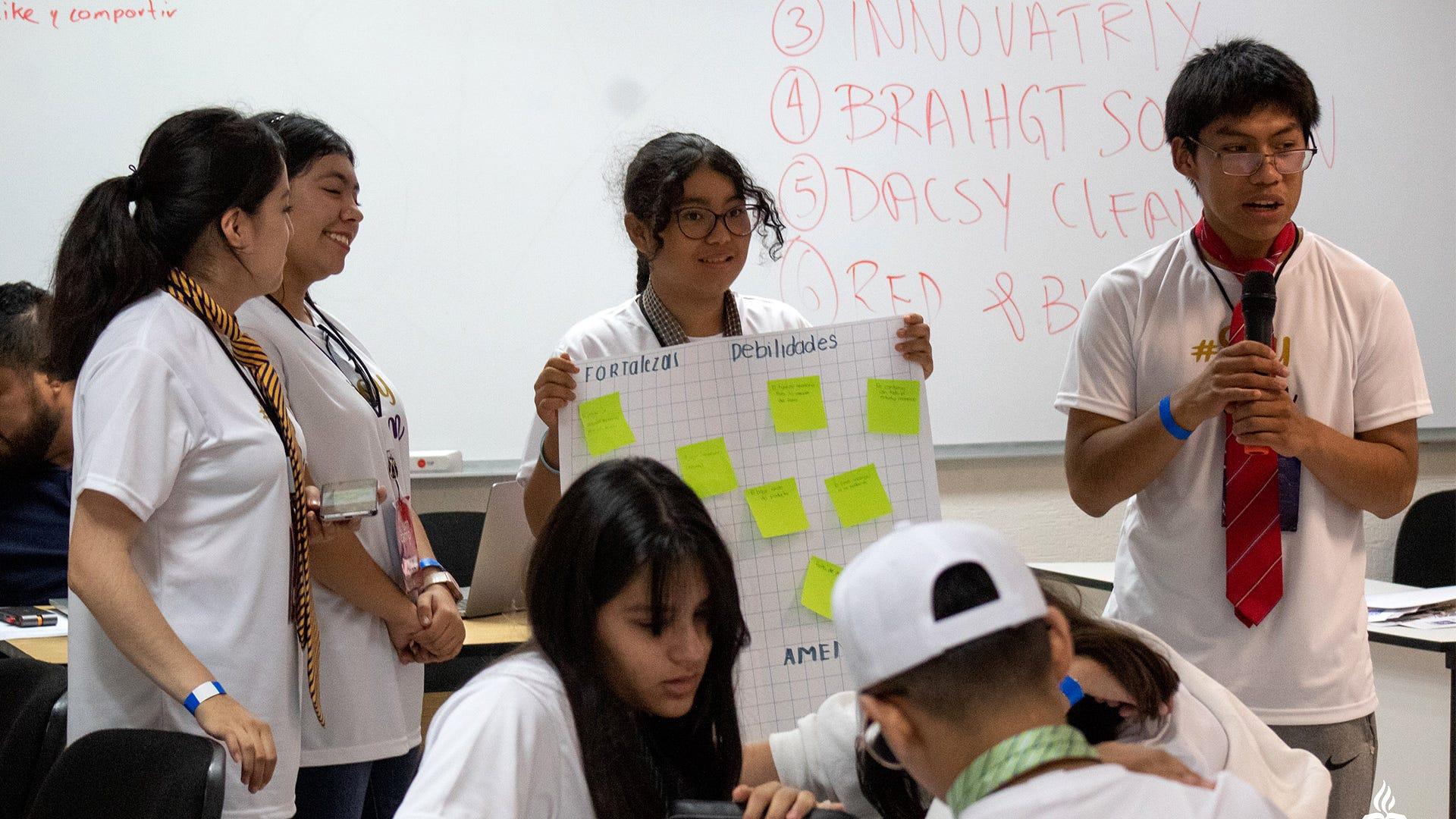 Estudiantes visualizan su futuro en la UM