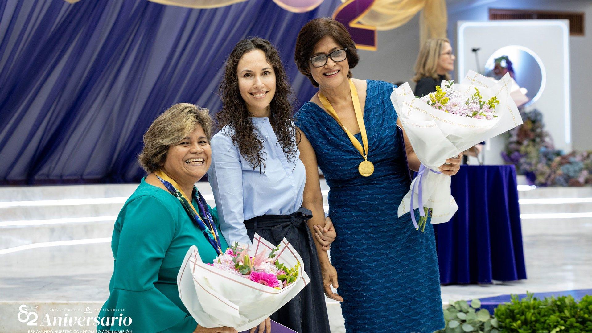 Las maestras  Ana Laura Namorado y Rosario Delgado, recibieron la Medalla al Mérito Docente durante los festejos de aniversario. De izquierda a derecha: Dra. Ana Laura Namorado, Mtra. Rosy Ortiz, docente de la Facultad de Educación, y Mtra. Rosario Delgado. Fotografía por: Universidad de Montemorelos / Christopher Castellanos.