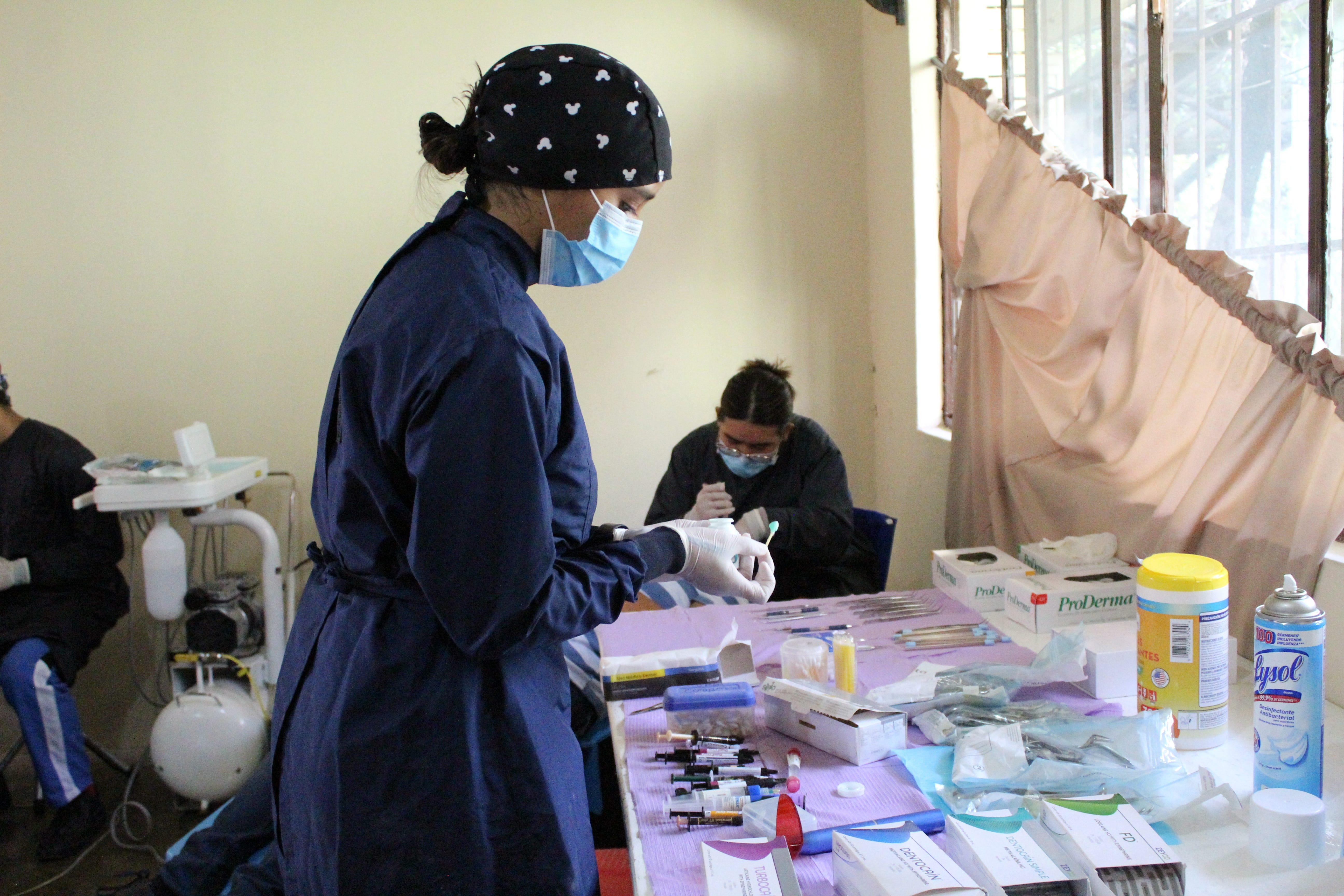 Cada semana de brigada dental son atendidos alrededor de 120 personas. Fotografía por: Universidad Institucional.
