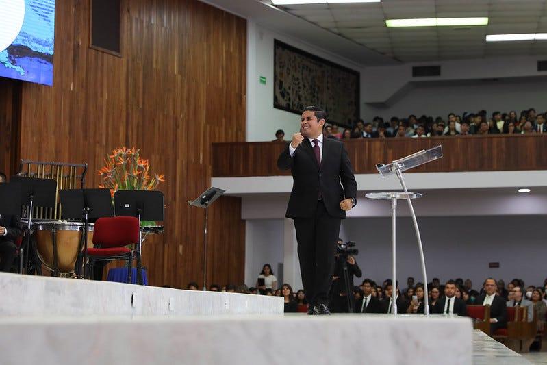 Al igual que en marzo, cada octubre llega una semana esperada por toda la familia universitaria, la Semana de Oración, y el orador en esta ocasión fue el pastor Luis Orozco, egresado de la UM y director del departamento de Jóvenes de la Unión Mexicana del Norte que aproximó sus consejos y aplicaciones a la juventud universitaria de una manera muy atractiva.