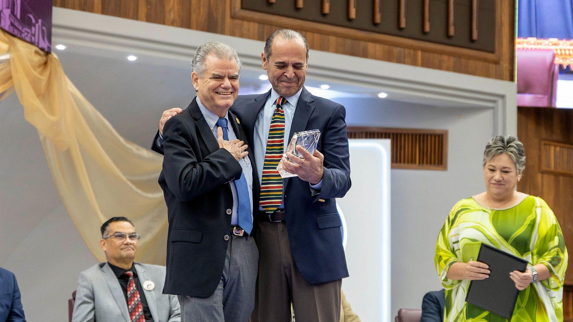 El Dr. John Wesley Taylor recibió la presea “Visión para Emprender”, entregada por el Dr. Ismael Castillo, rector de la Universidad. Fotografía por: Universidad de Montemorelos / Yatziri De La Cruz.