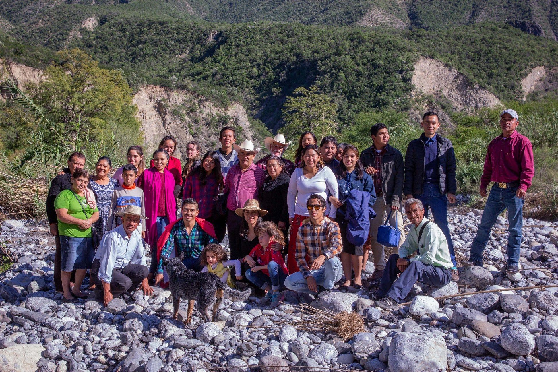 Grupo de jóvenes misioneros de Montemorelos junto a visitas y miembros de la iglesia de Rayones, celebrando el bautismo de Irais Velázquez (desde la izquierda, segunda persona en la fila de abajo). Fotografía por: Rayones-Acción Juvenil.