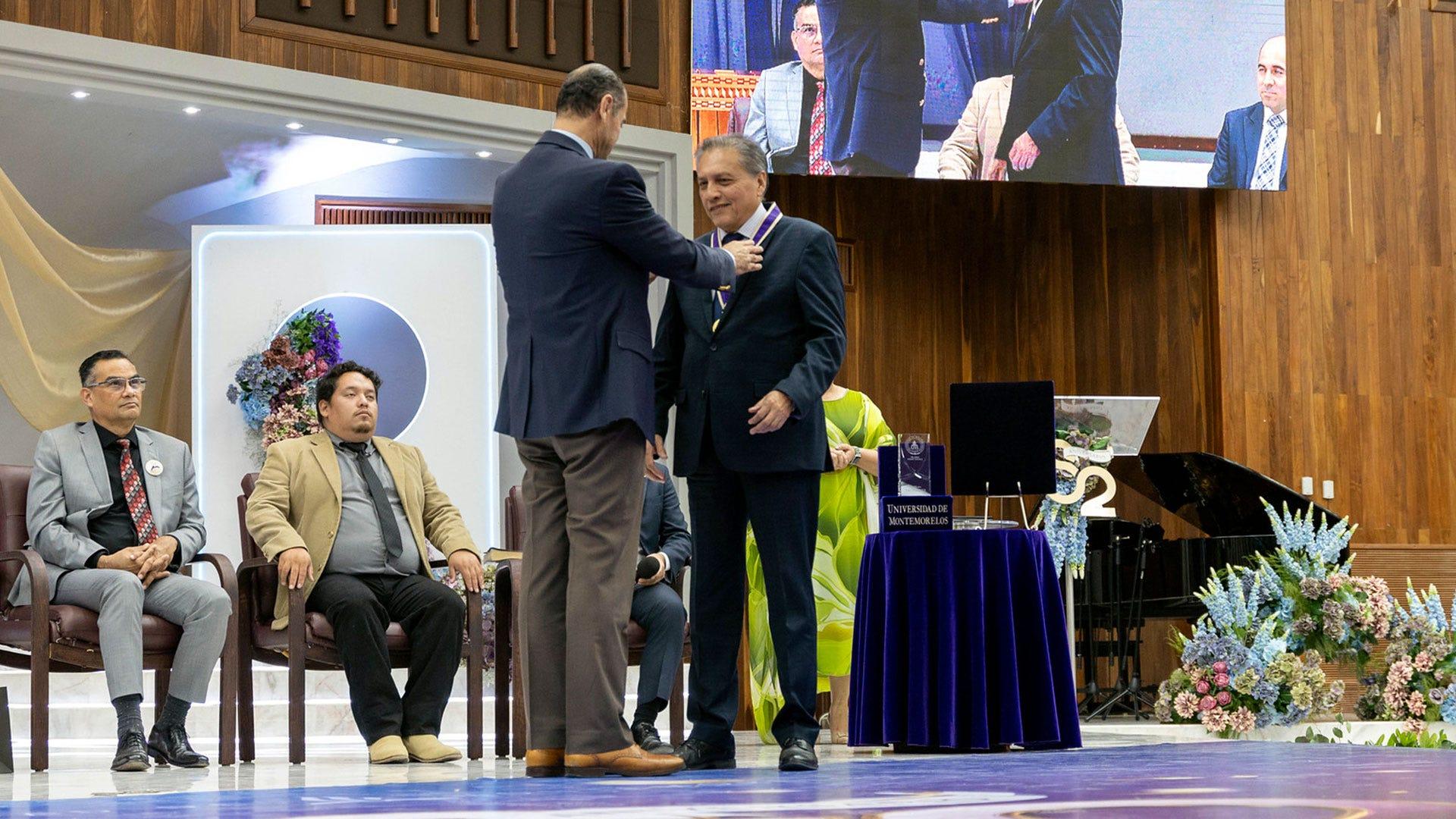El Dr. Ismael Castillo, rector de la Universidad entrega la “Medalla al Mérito Israel Leito” al C.P. José A. Maldonado. Fotografía por: Universidad de Montemorelos / Yatziri De La Cruz.
