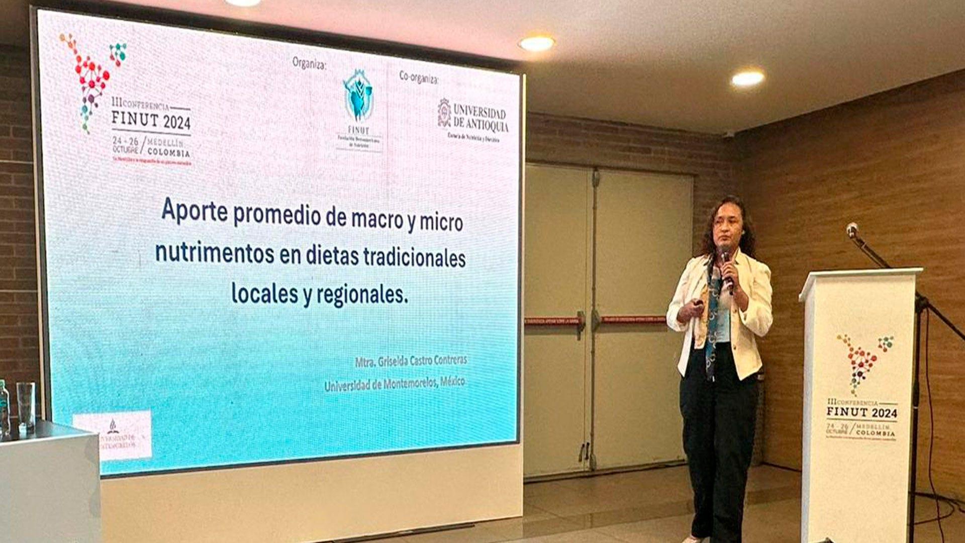 En su presentación, la Mtra. Griselda Castro hizo énfasis en la importancia de volver a la base de la dieta tradicional latinoamericana. En la fotografía, la maestra Castro iniciando su ponencia. Fotografía cortesía de: Griselda Castro.&nbsp;&nbsp;