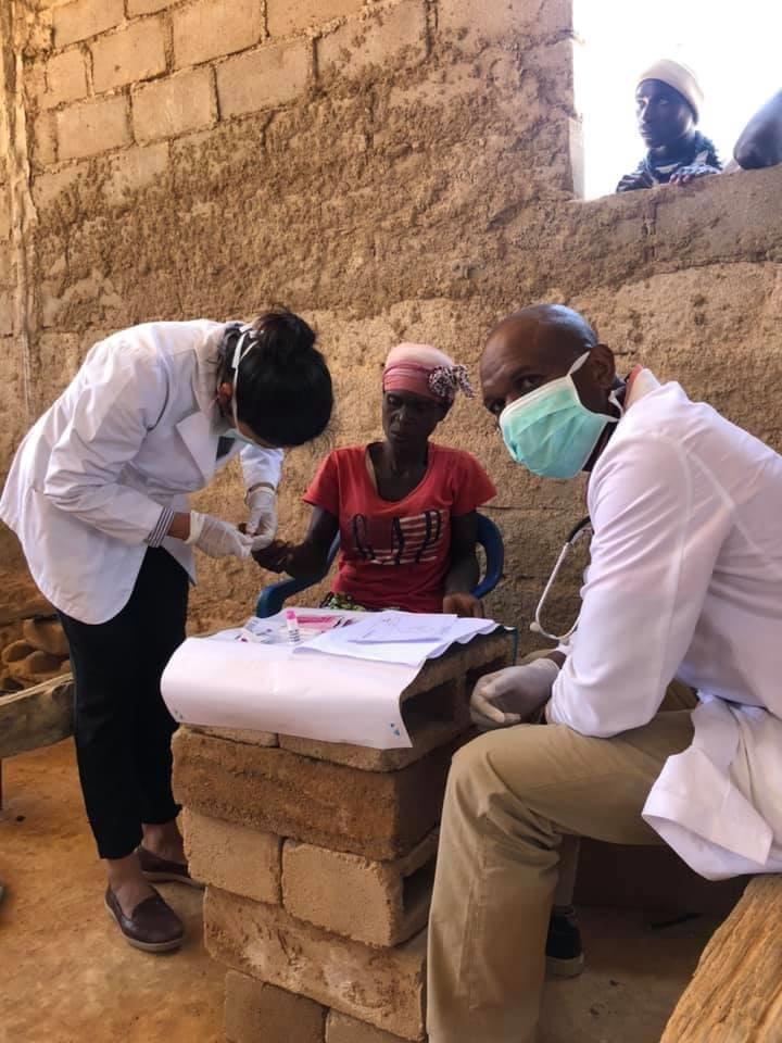 Maydi realizando pruebas de diagnóstico rápido en Angola, apoyando a un doctor local.