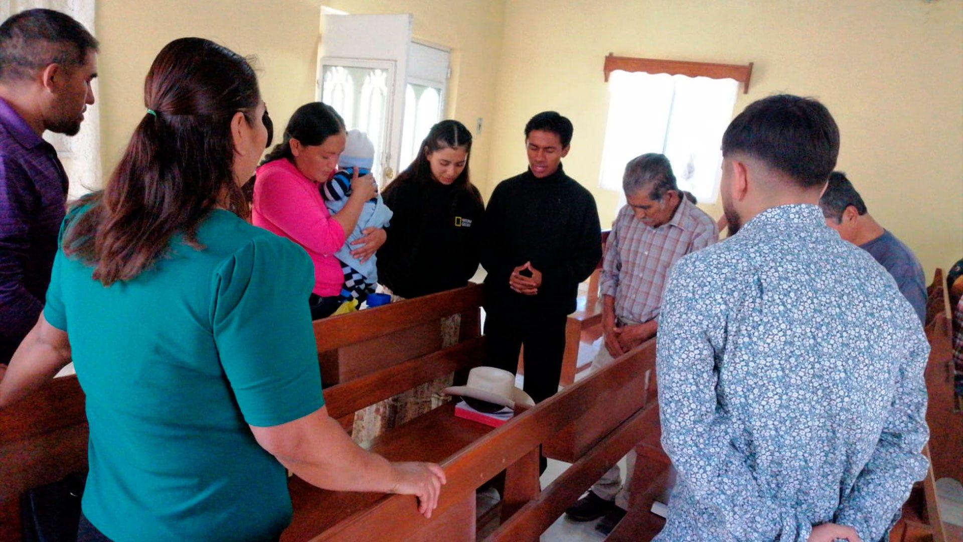 Estudiantes se reúnen con miembros de la Iglesia Central Galeana para orar por ellos. Fotografías por: Escuela Preparatoria ICF.