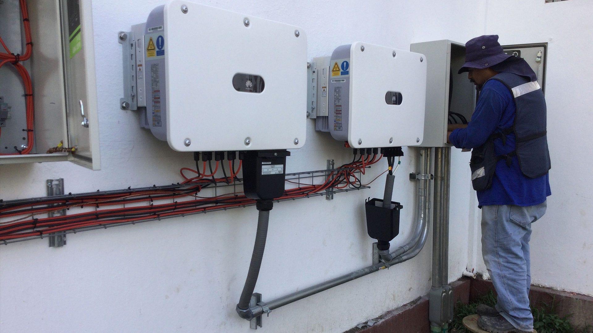 Instalacion de los inversores. Fotografía por: Departamento de dirección de proyectos.
