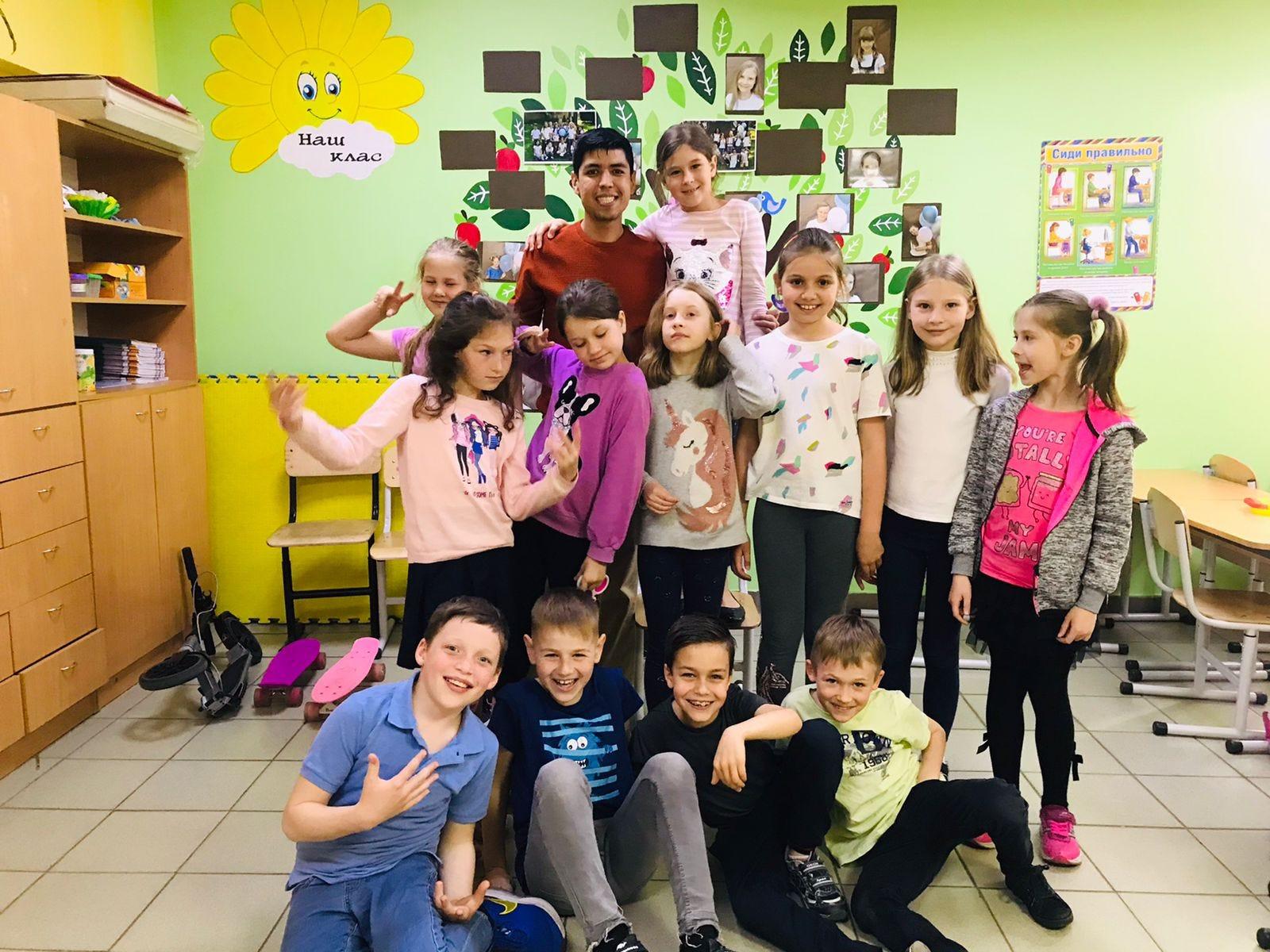Samuel Cabrera con un grupo infantil en Bucha, Ucrania.
