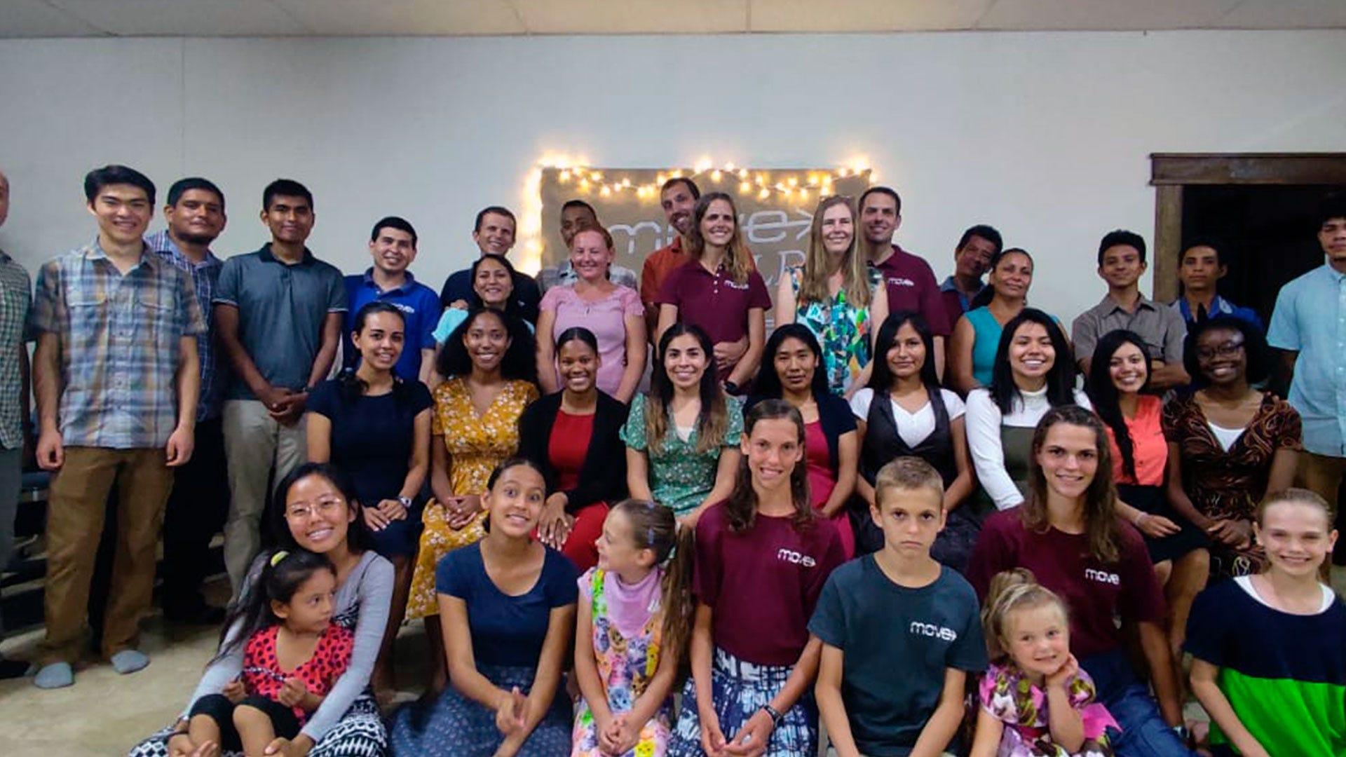 Alumnos y maestros con los que trabaja Lylian en Belice. Fotografía por: Lylian Chávez.