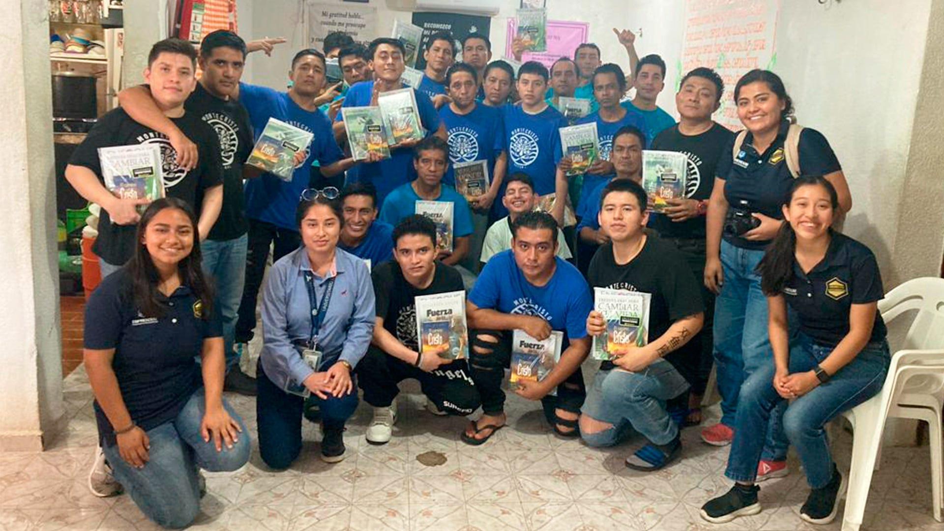 Salma es miembro del equipo de colportaje estudiantil EmprendUM. Fotografía por: Salma Aguilar.
