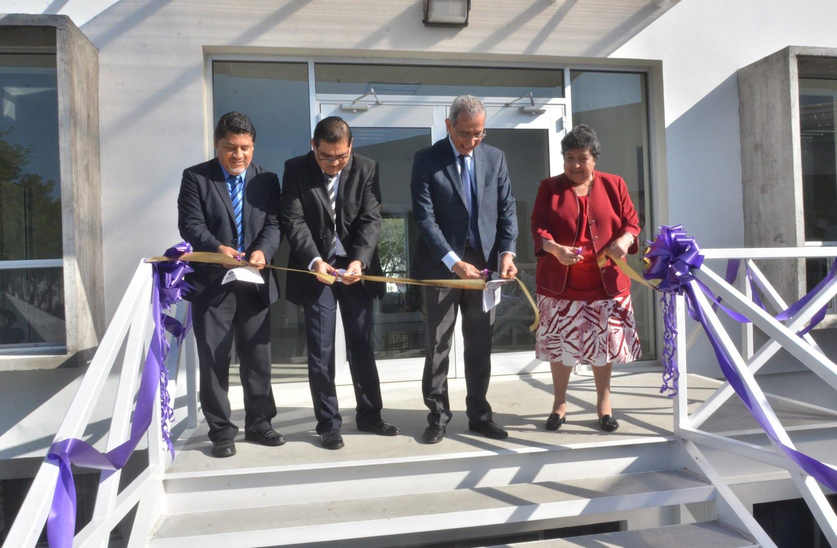 Ceremonia de inauguración y dedicación de la segunda planta del edificio de la Escuela de QCB. Desde la izquierda, quienes cortaron el listón fuero Nahum García, director de FACSA; Ismael Chablé, director de QCB; Joel Sebastián, Vicerrector Financiero y la Margarita Ramos, fundadora de la Escuela QCB. Fotografía por: UM Noticias.