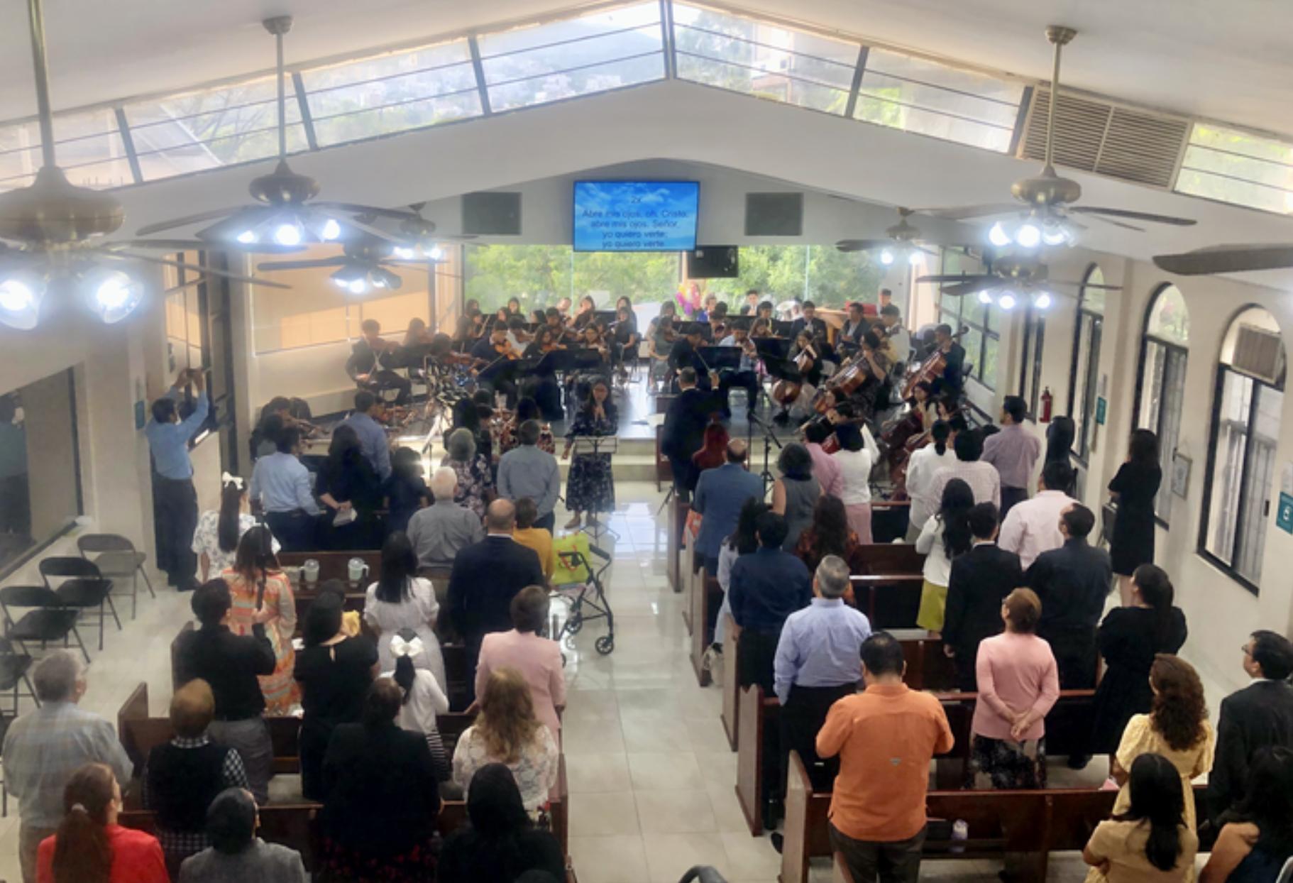 El ministerio de enseñanza musical participa en diferentes actividades eclasiasticas. Fotografía cortesía de Mtro. Pavel Semanivzki.