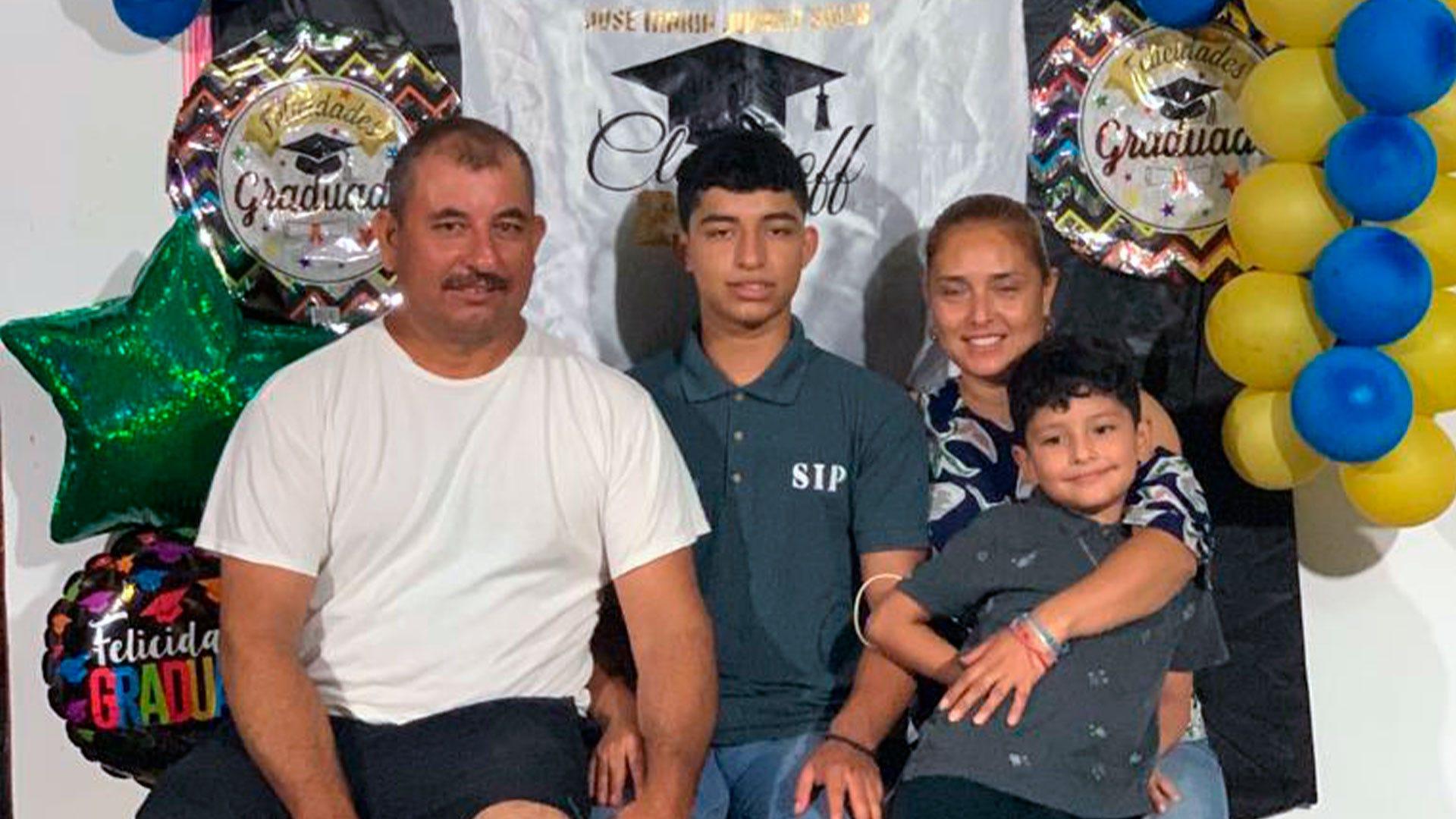 La familia de Chema festejando su graduación de secundaria. Fotografía por: Chema.