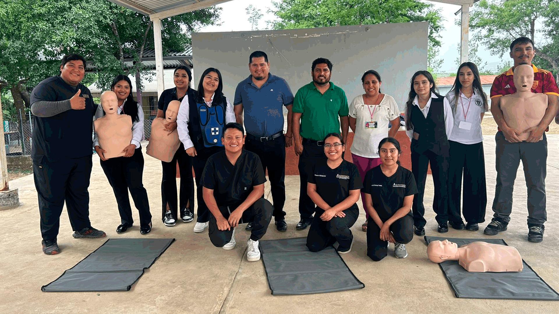 Los alumnos y docentes de la UM capacitaron a los maestros que laboran en la colonia Estrella sobre primeros auxilios. Fotografía por: Danitza Casildo.