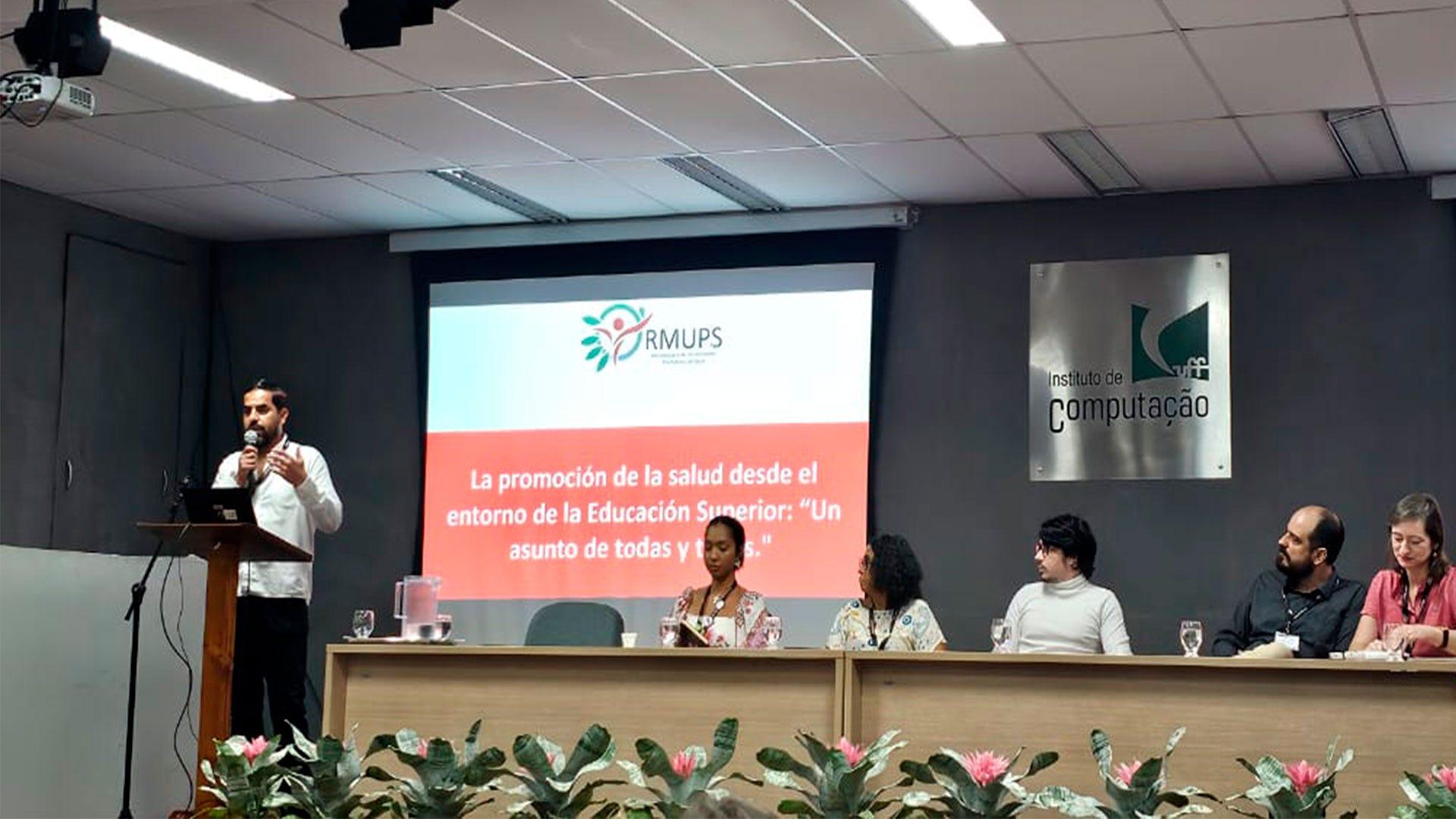 El Mtro. Jason Aragón, director de Universidad Saludable de la UM, realizando la presentación de una de las iniciativas institucionales de promoción de salud, frente a los asistentes del congreso.&nbsp;