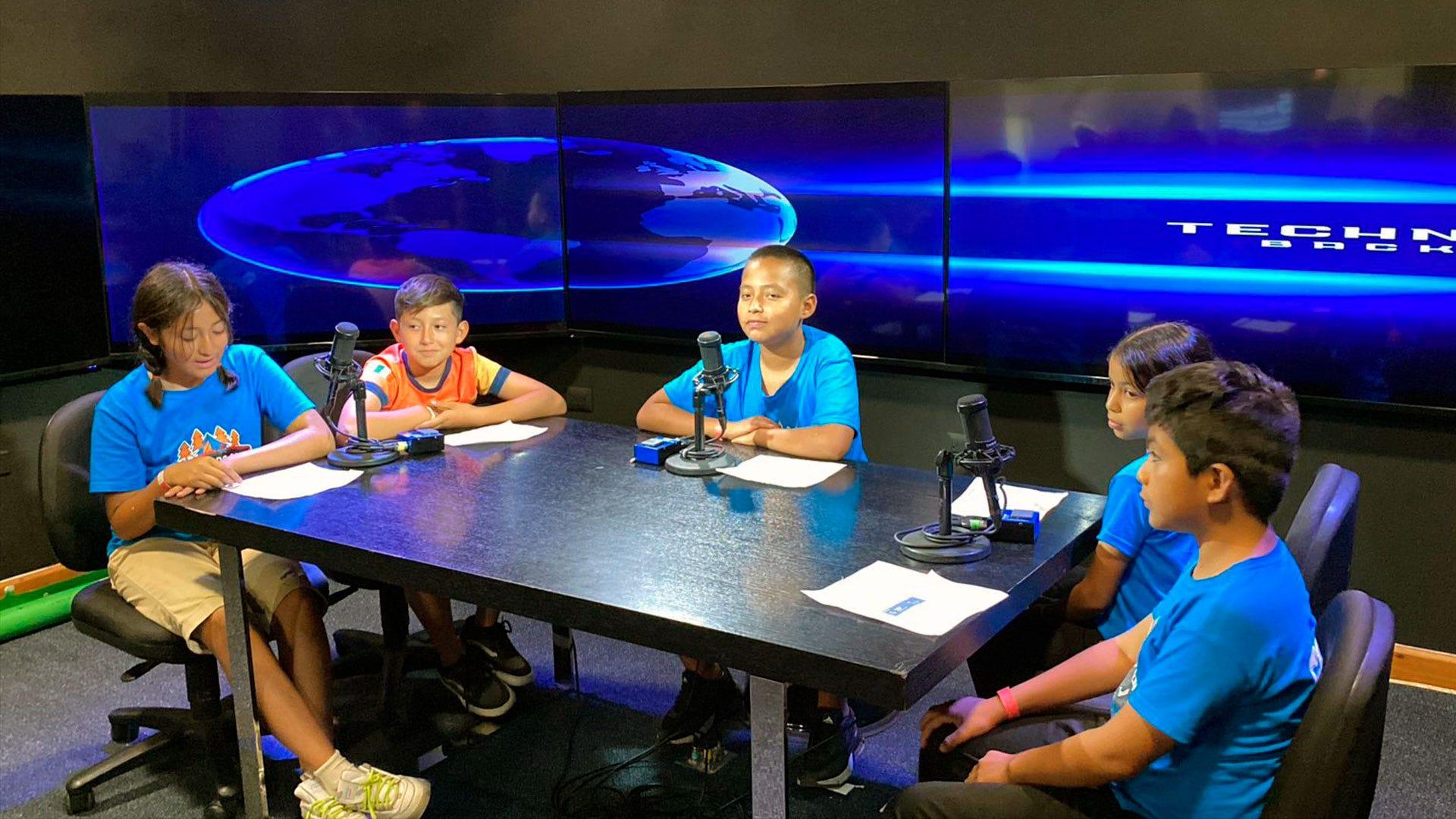 Los niños participaron en la cabina de Radio UM. Fotografía por: Isaac Corral.