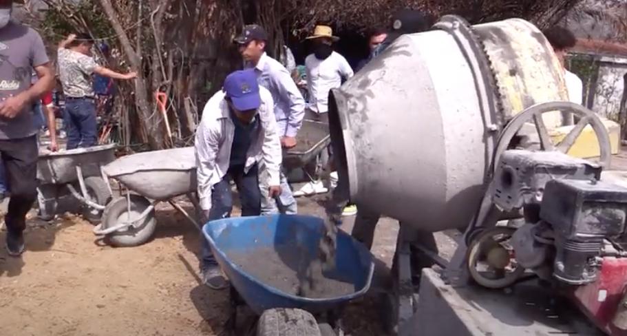 Voluntarios de la iglesia, la escuela preparatoria y la universidad se unieron para apoyar.