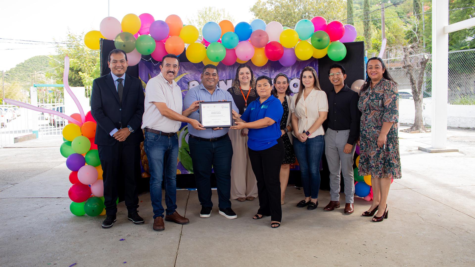 Representantes del gobierno municipal, del gobierno del estado y de la UM, en la entrega de la placa Cero Caries que certifica Escuela Primaria Gral. Bonifacio Salinas Leal, la cual fue recibida por la Mtra. Elida Espinosa, directora de la escuela. Fotografía por: Universidad de Montemorelos / Lisandra Vicente.