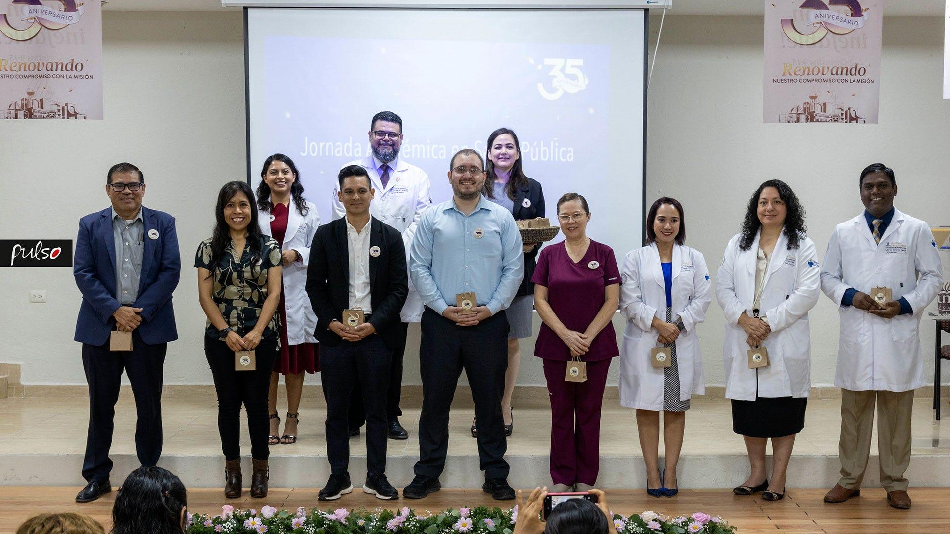 Durante el evento, los egresados de la Maestría en Salud Pública recibieron un distintivo otorgado por los administradores del programa como reconocimiento a su esfuerzo y dedicación en el ejercicio profesional. Fotografía por: Universidad de Montemorelos / Dania Gutiérrez.